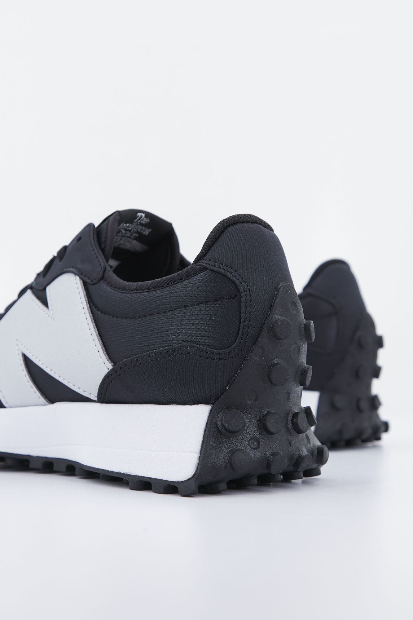 NEW BALANCE WS327 MA1 en color NEGRO (3)