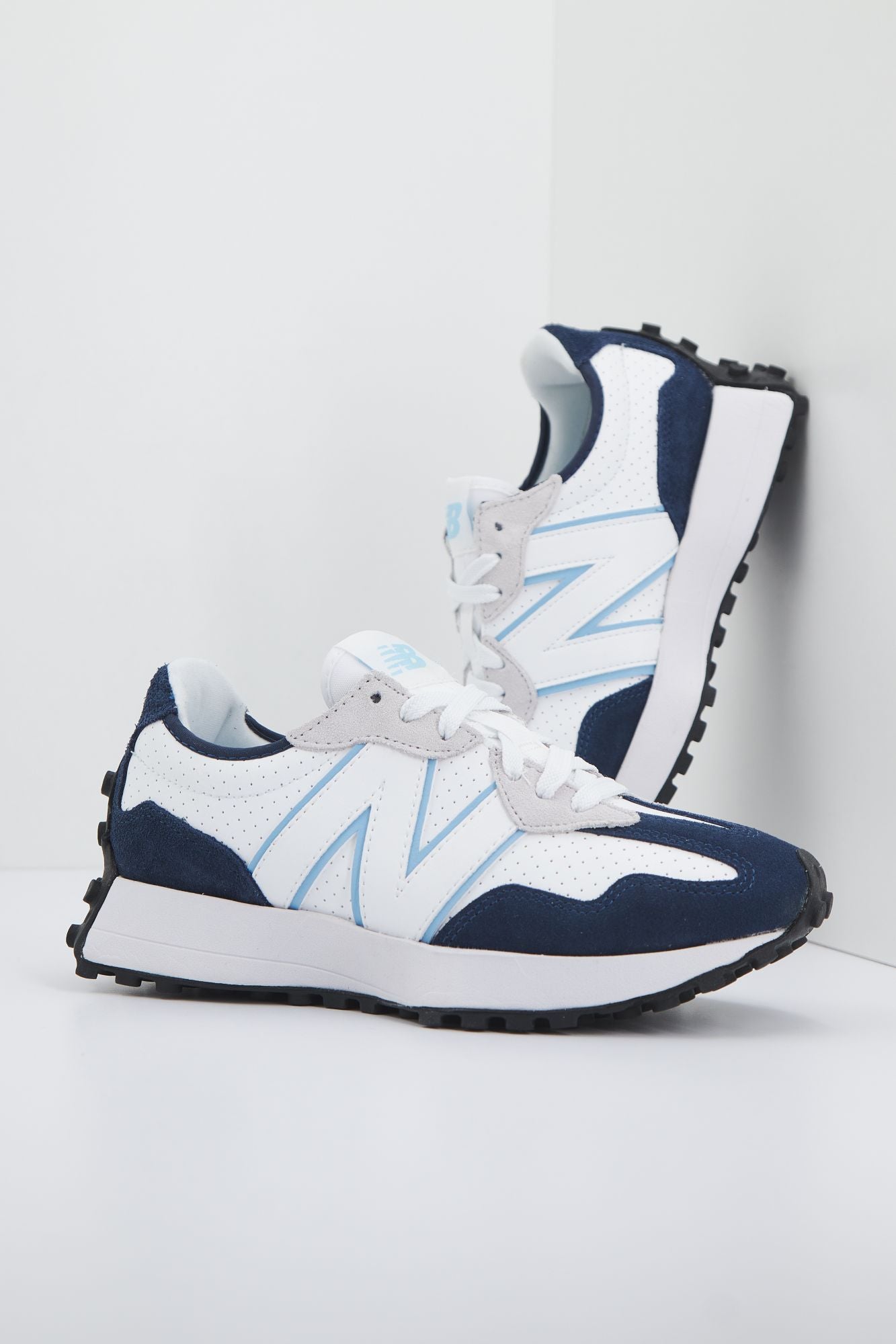 NEW BALANCE MS327 NF en color BLANCO (1)
