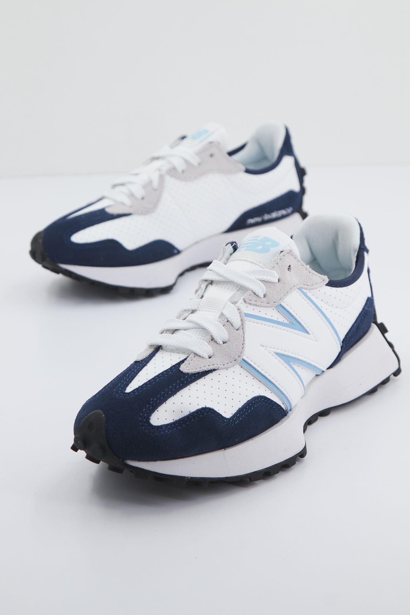 NEW BALANCE MS327 NF en color BLANCO (2)