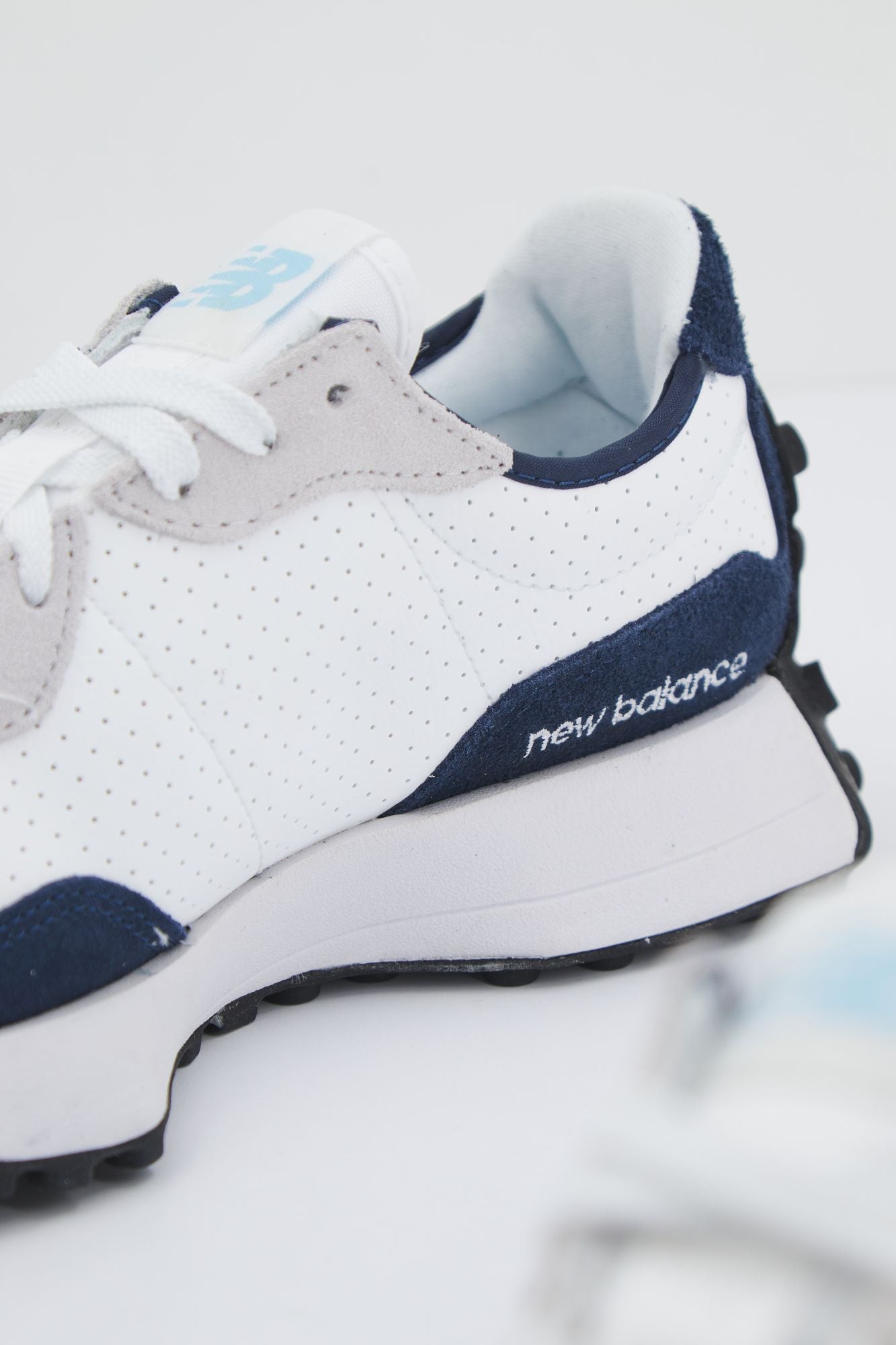 NEW BALANCE MS327 NF en color BLANCO (4)