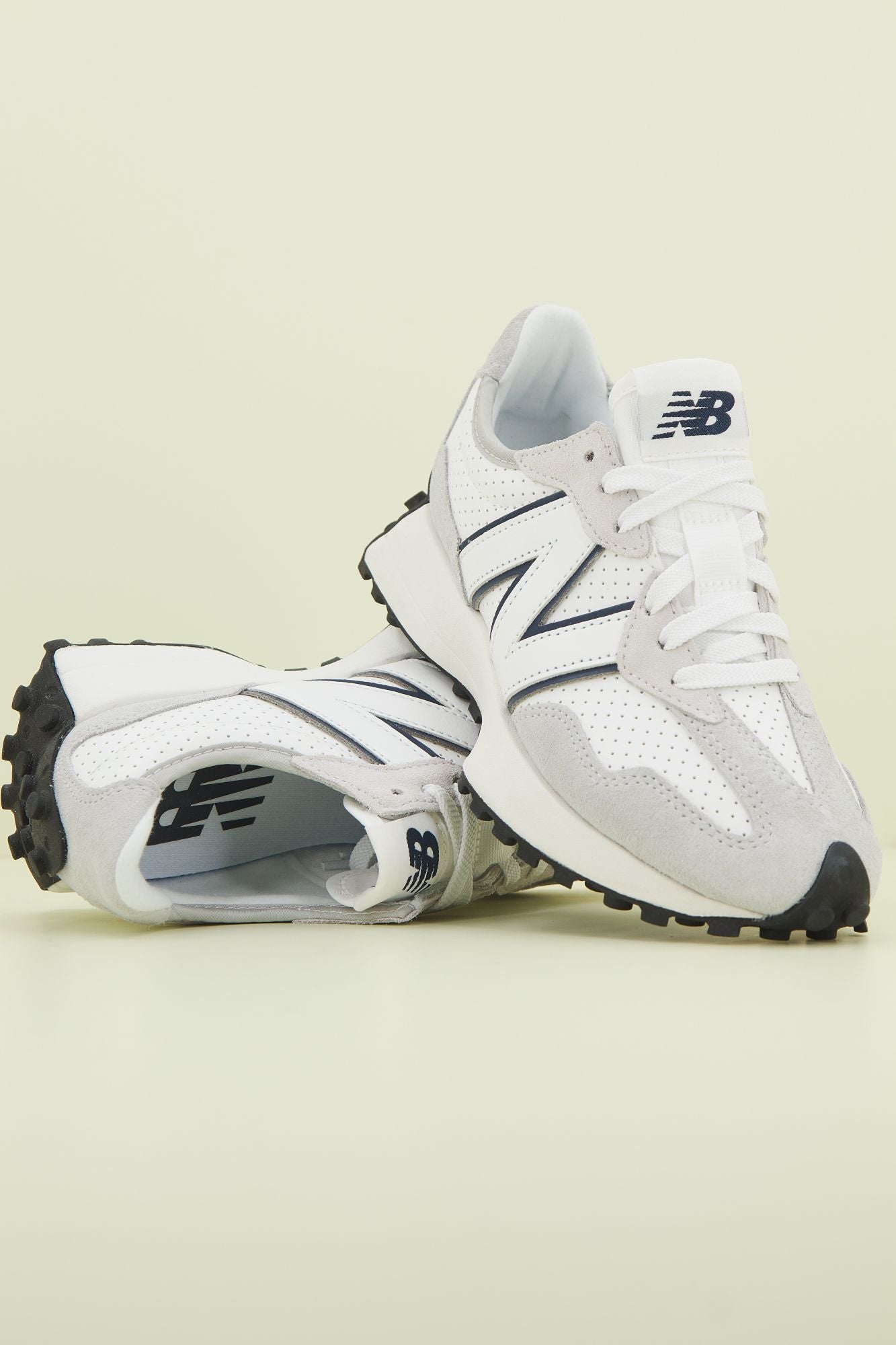 NEW BALANCE MS327 NH en color GRIS (1)