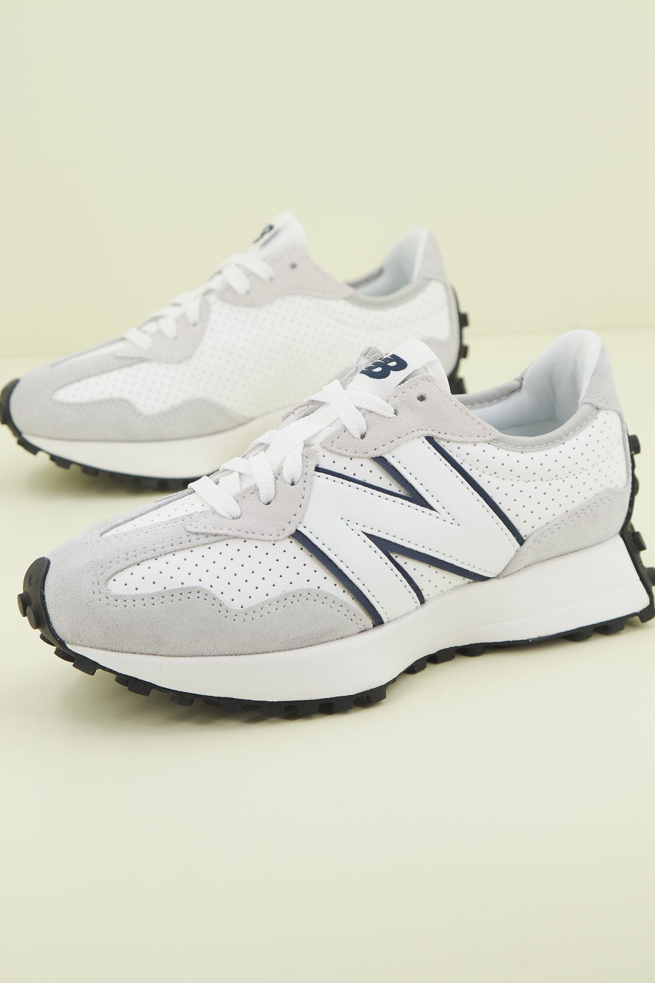 NEW BALANCE MS327 NH en color GRIS (2)