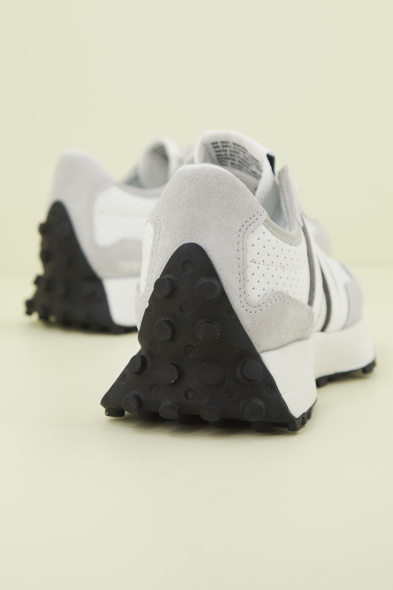 NEW BALANCE MS327 NH en color GRIS (3)