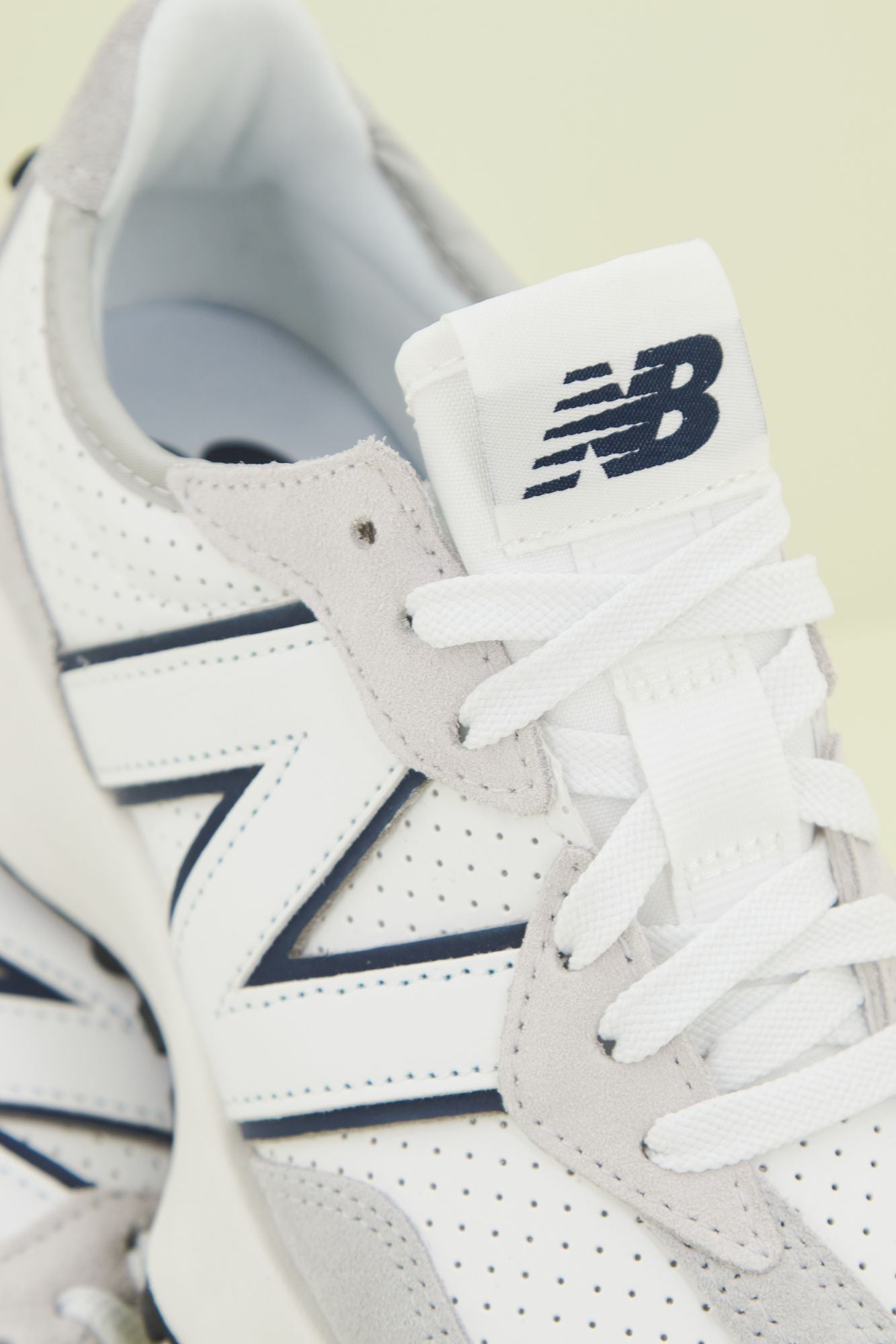 NEW BALANCE MS327 NH en color GRIS (4)