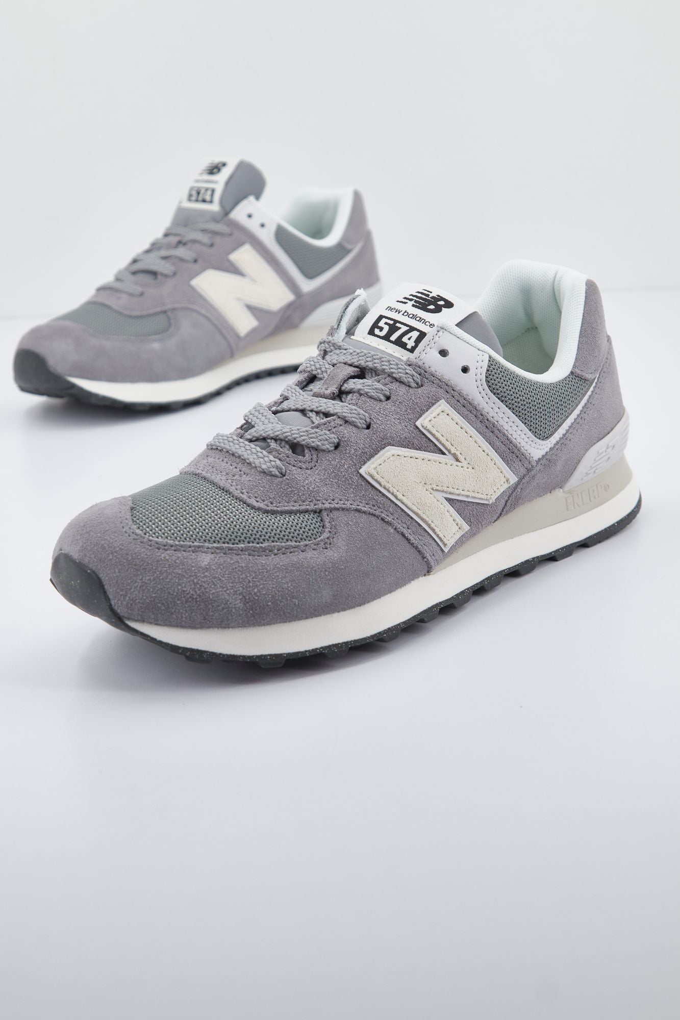 NEW BALANCE  UL2 LIFESTYLE en color GRIS (2)