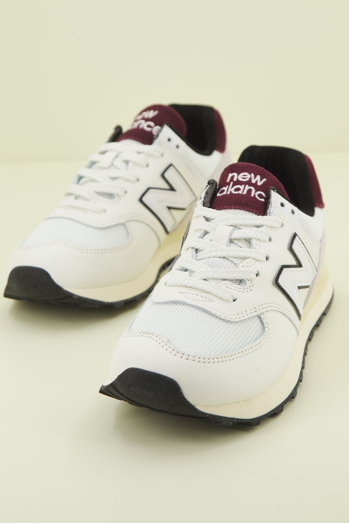 NEW BALANCE U574 YR2  en color BEIS (2)