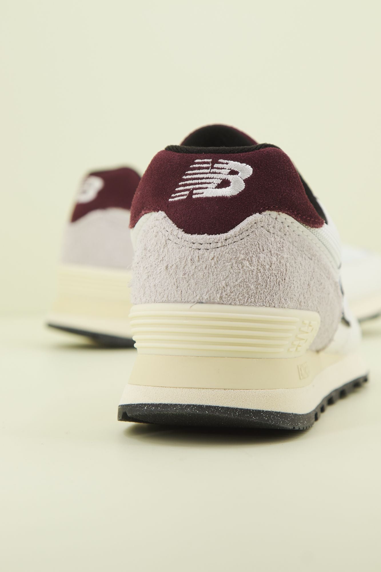 NEW BALANCE U574 YR2  en color BEIS (3)