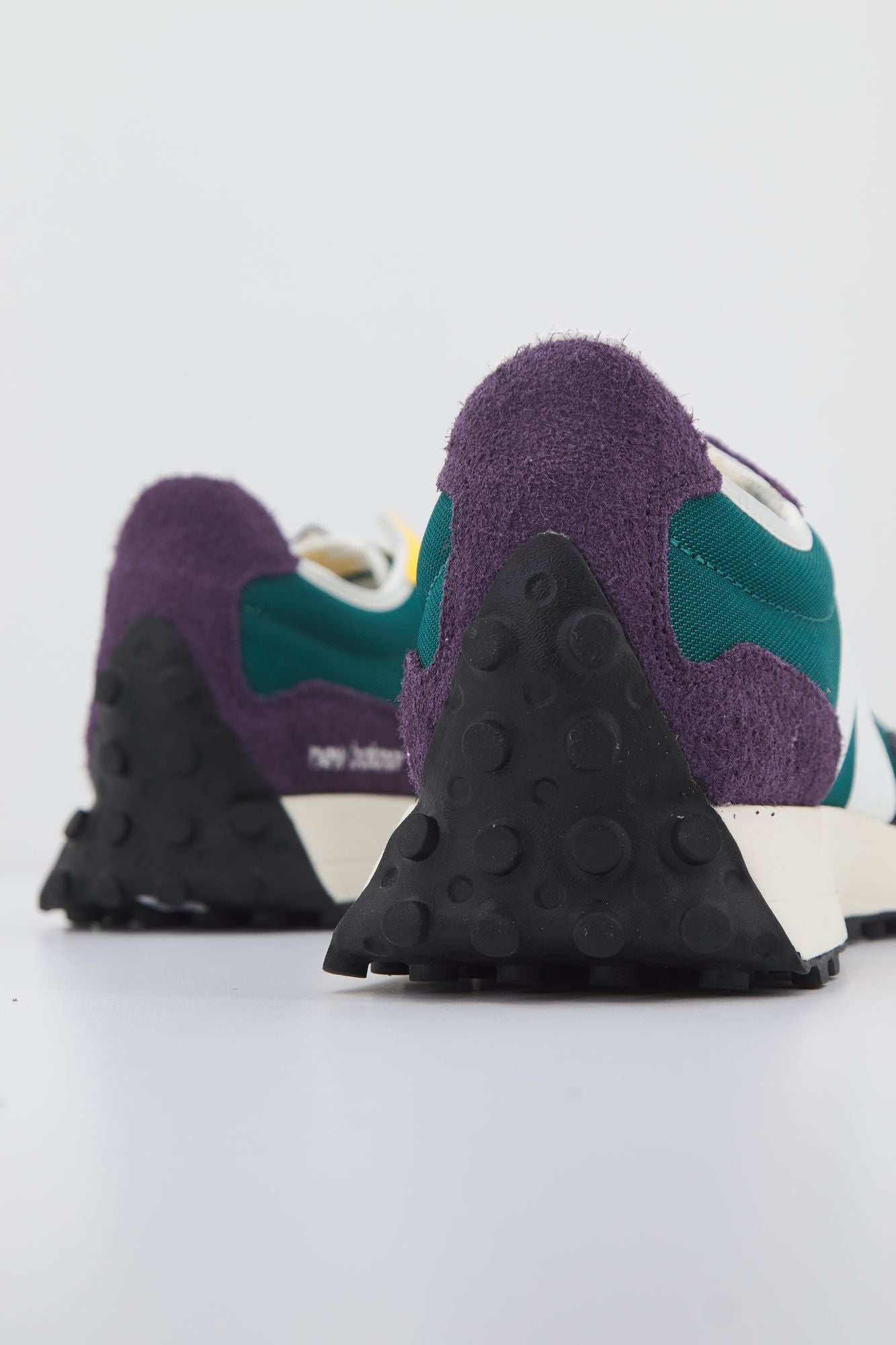 NEW BALANCE MS327 HA  en color VERDE (3)