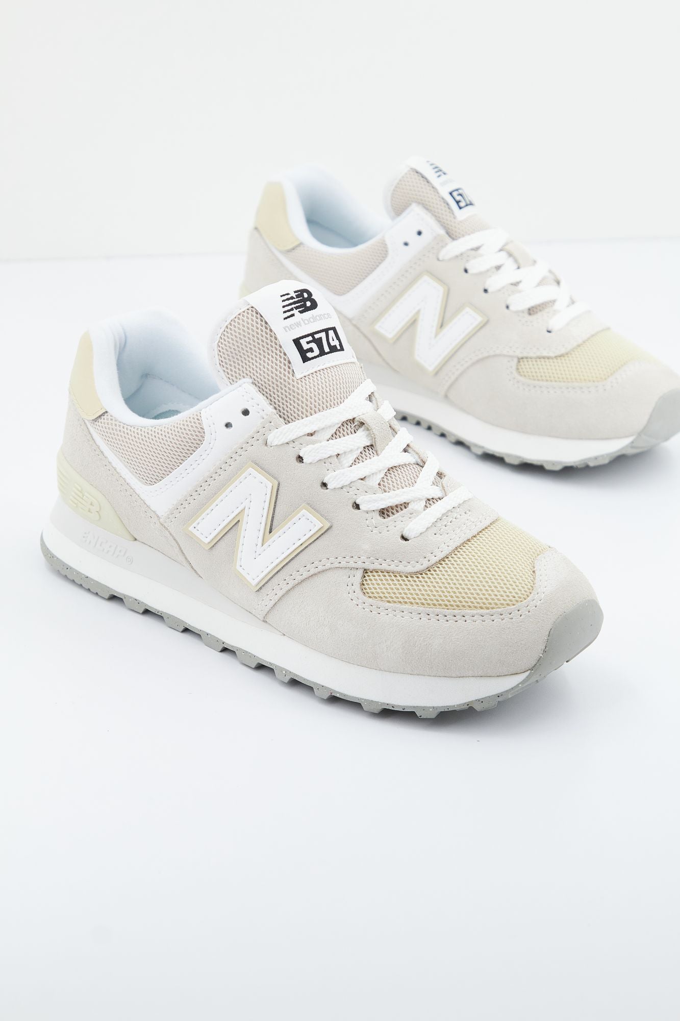 NEW BALANCE U574 FOG en color BEIS (1)