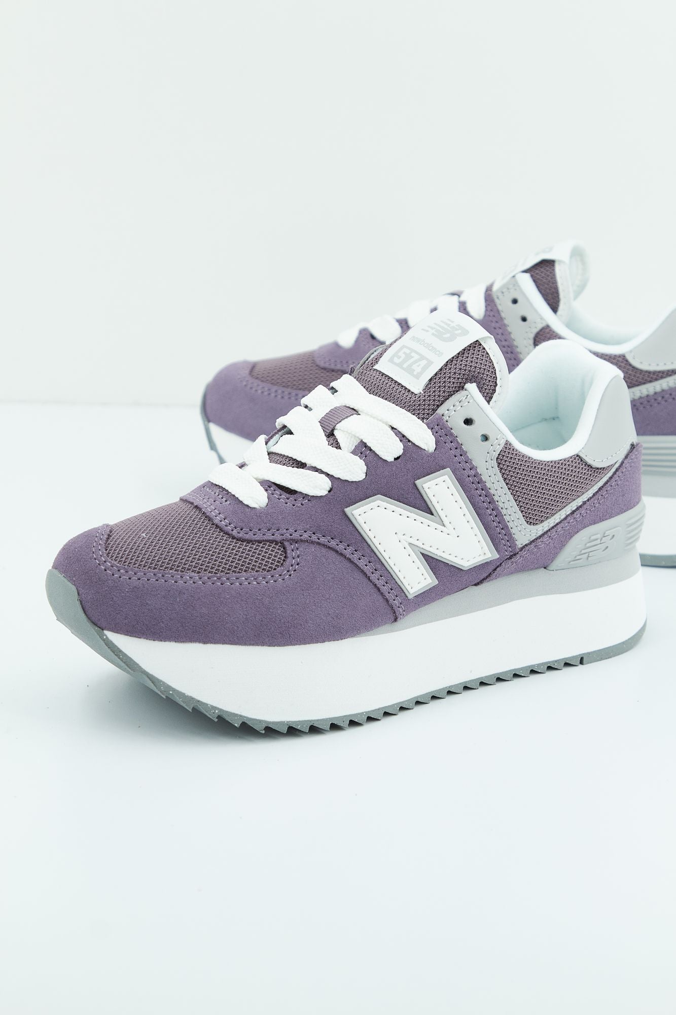 NEW BALANCE WL574 ZSP en color VIOLETA (1)