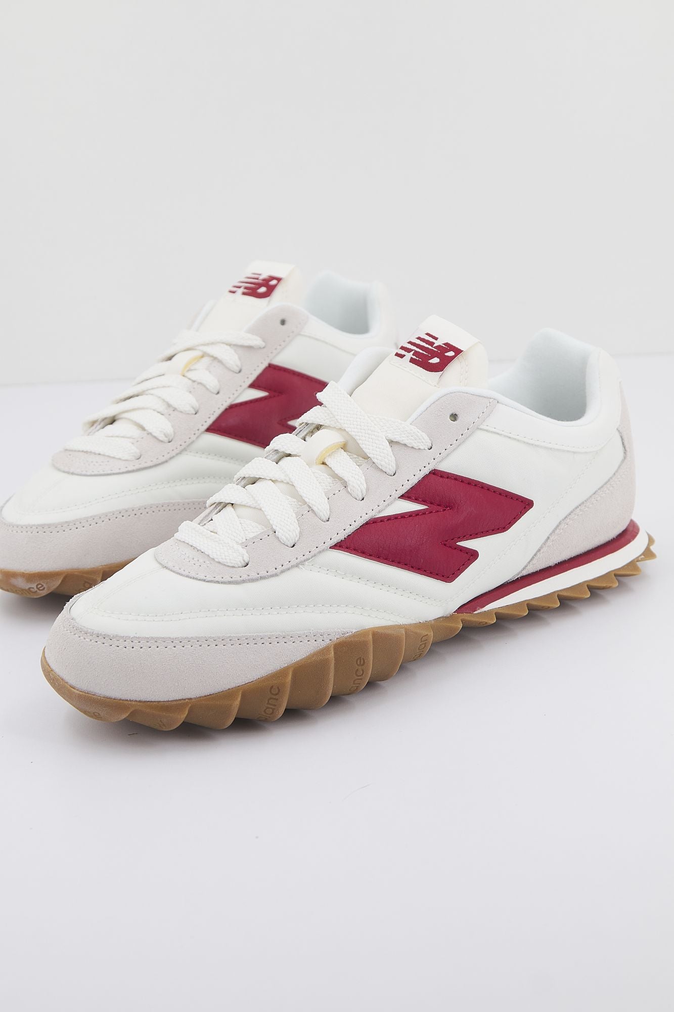 NEW BALANCE URC30 AH LIFESTYLE en color ROJO (2)