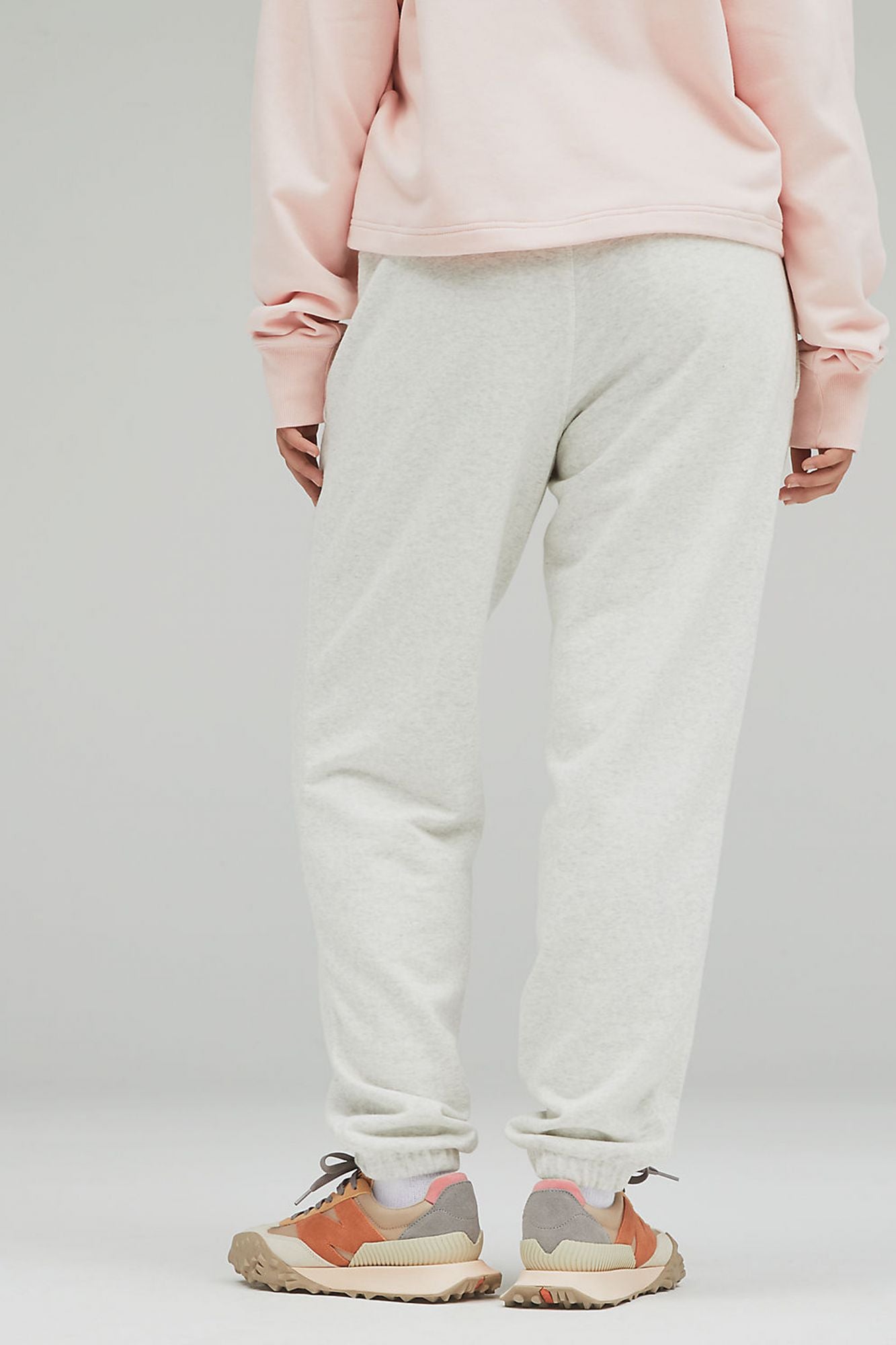NEW BALANCE UNI-SSENTIALS FRENCH TERRY SWEATPANT en color BLANCO (3)