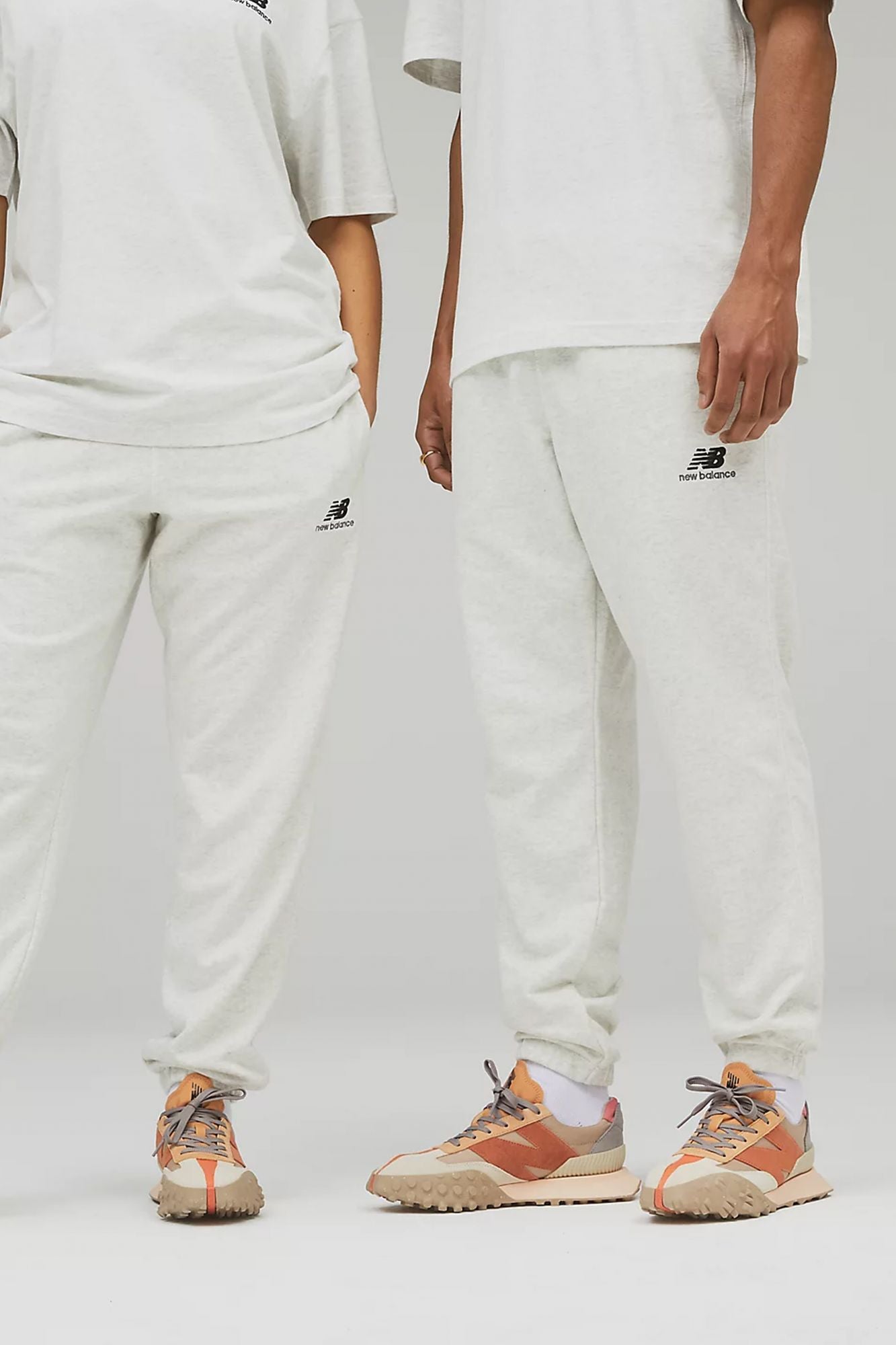 NEW BALANCE UNI-SSENTIALS FRENCH TERRY SWEATPANT en color BLANCO (4)