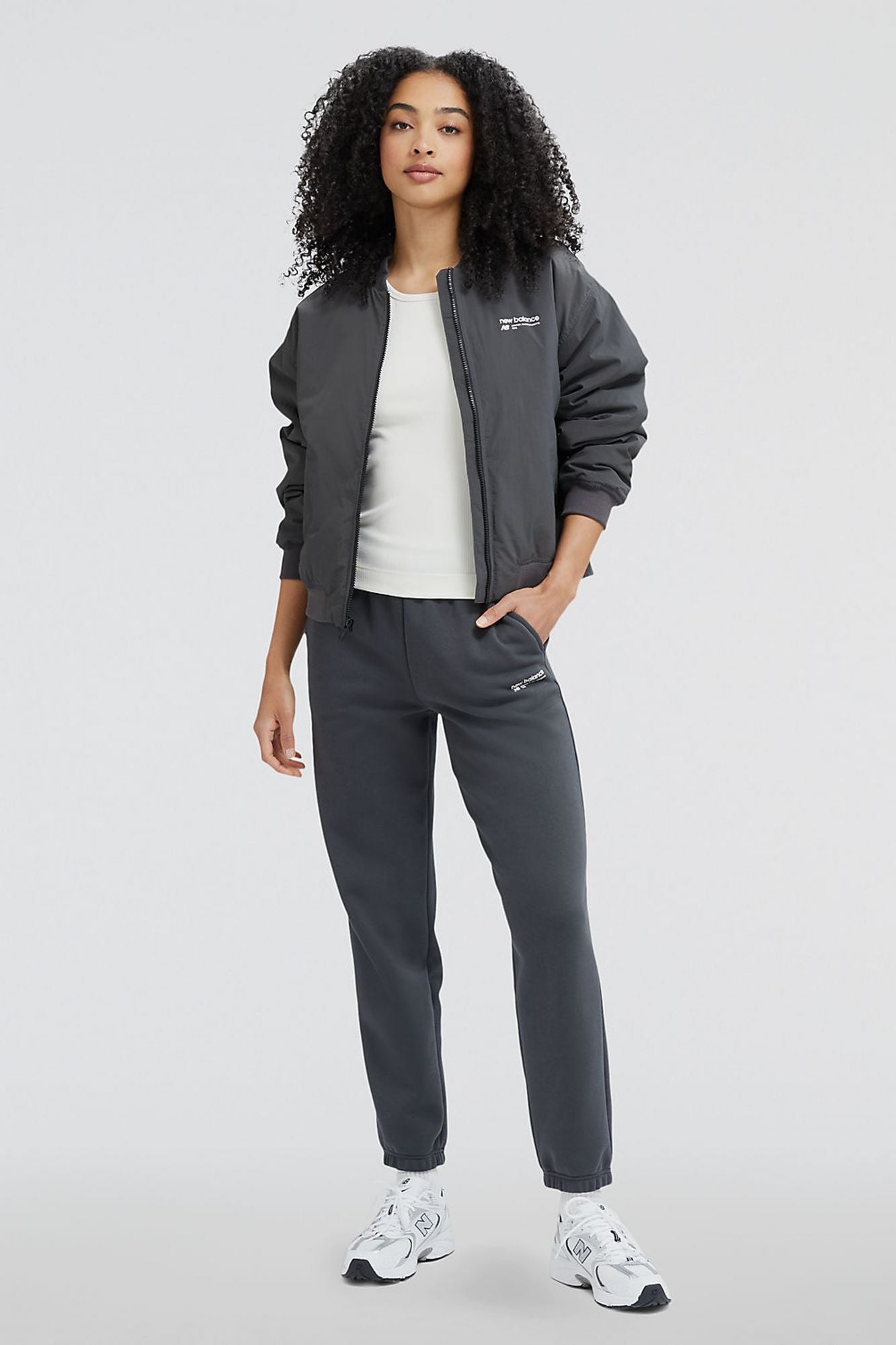 NEW BALANCE INSULATED JACKET en color NEGRO (4)