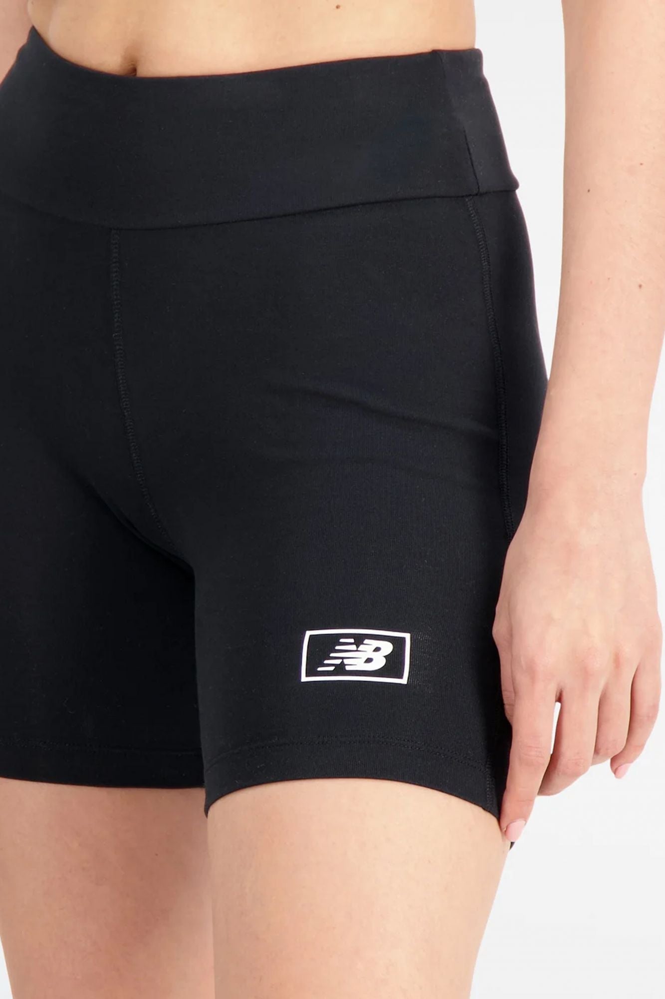 NEW BALANCE FITTED SHORT en color NEGRO (4)