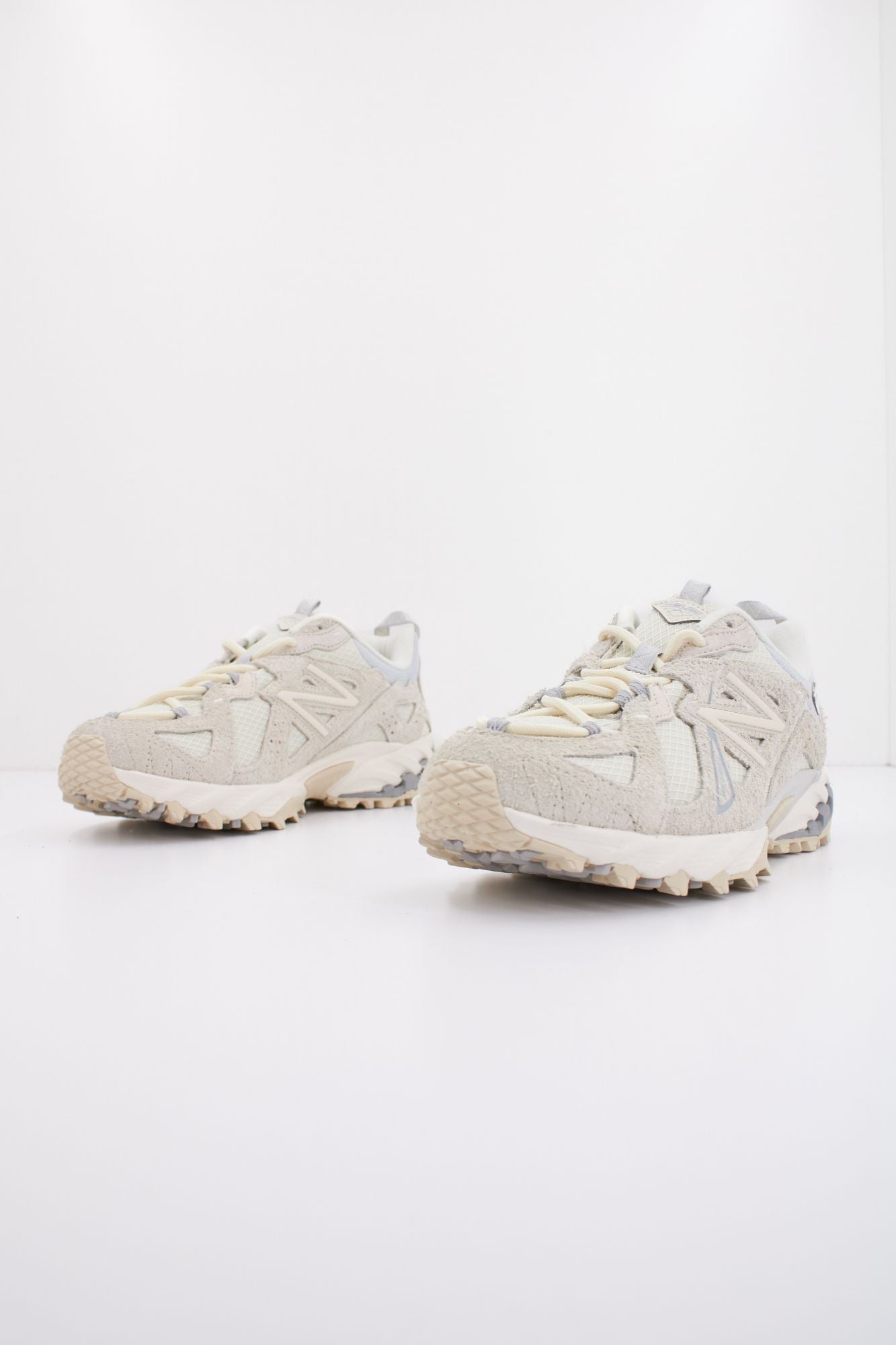 NEW BALANCE ML610 TF en color BEIS (2)
