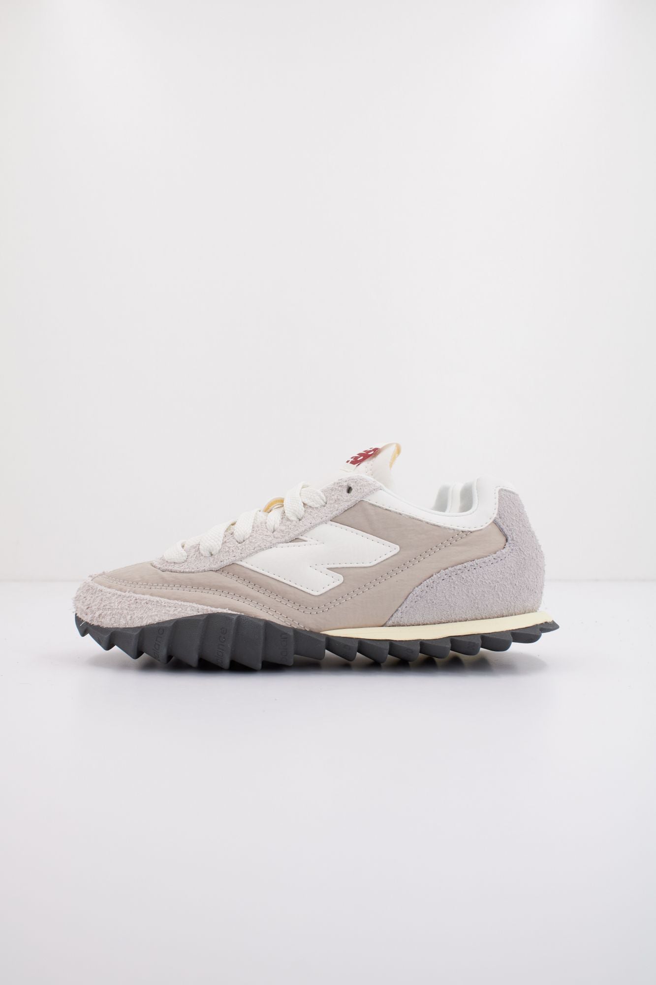 NEW BALANCE URC30 EC  en color BEIS (1)