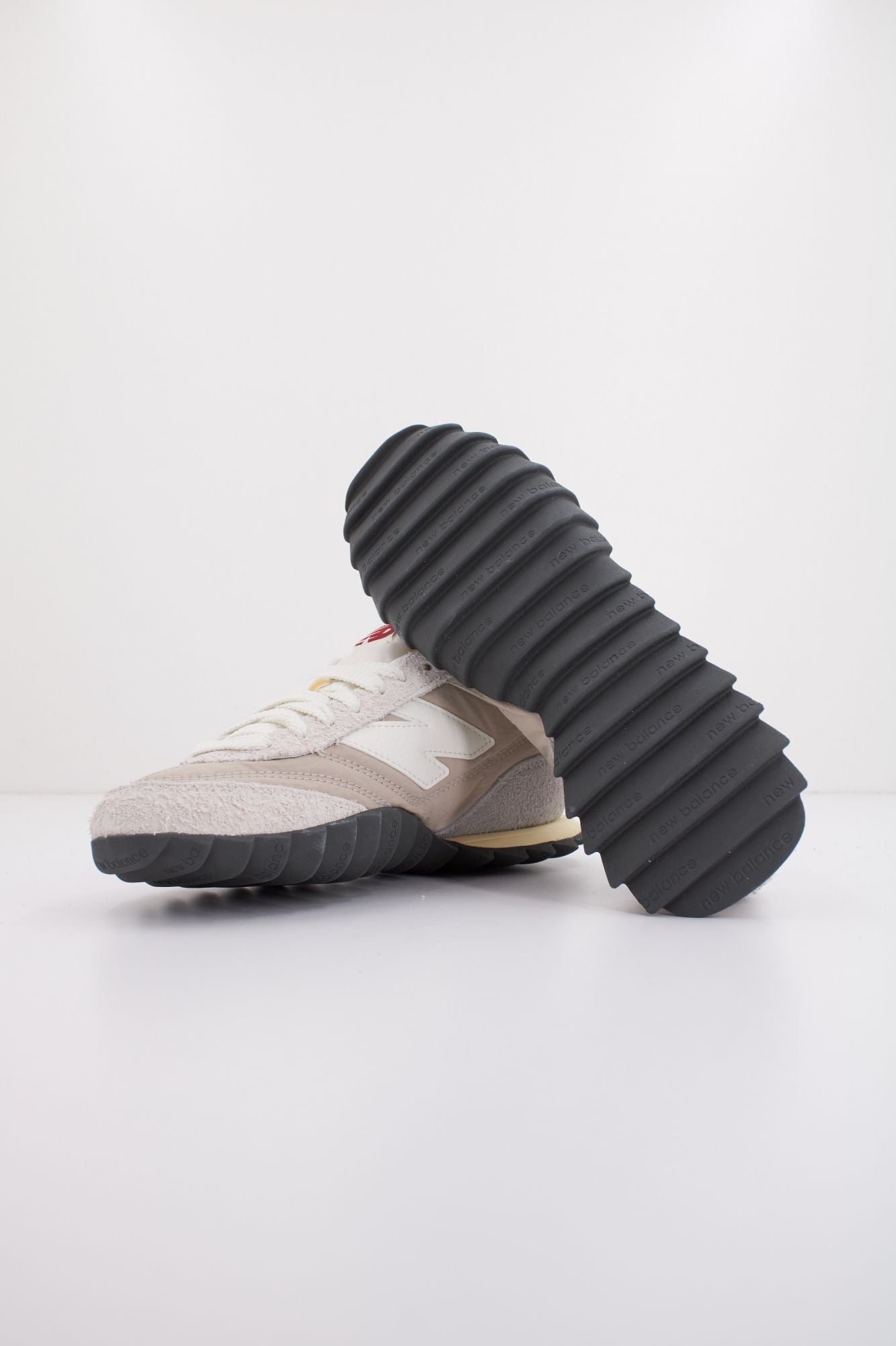 NEW BALANCE URC30 EC  en color BEIS (4)