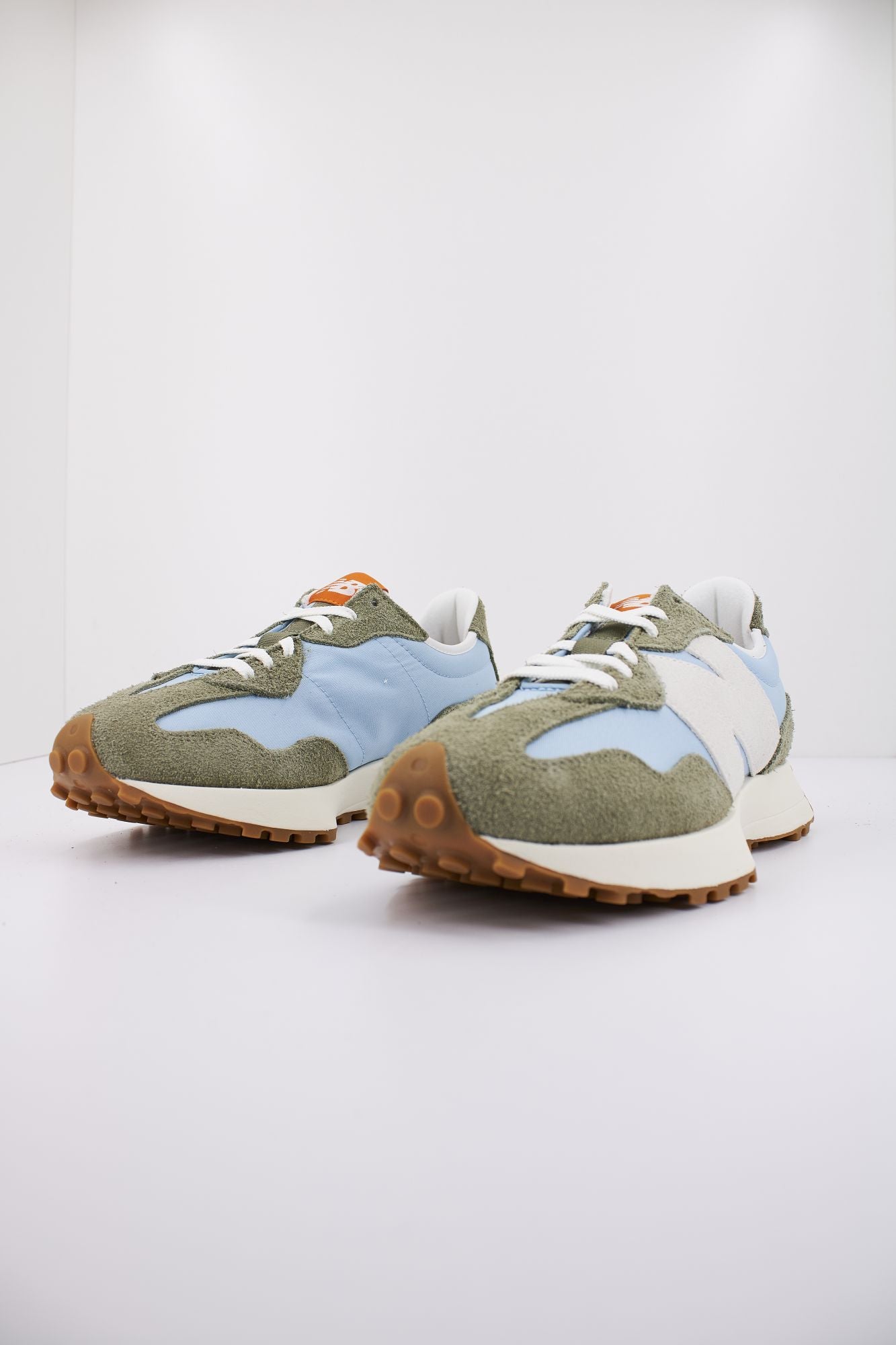 NEW BALANCE U327 SC  en color VERDE (2)