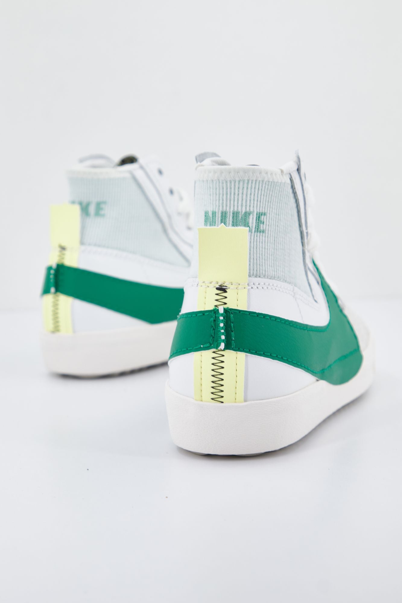 NIKE BLAZER MID '77 JUMBO TPA C/ en color BLANCO (3)