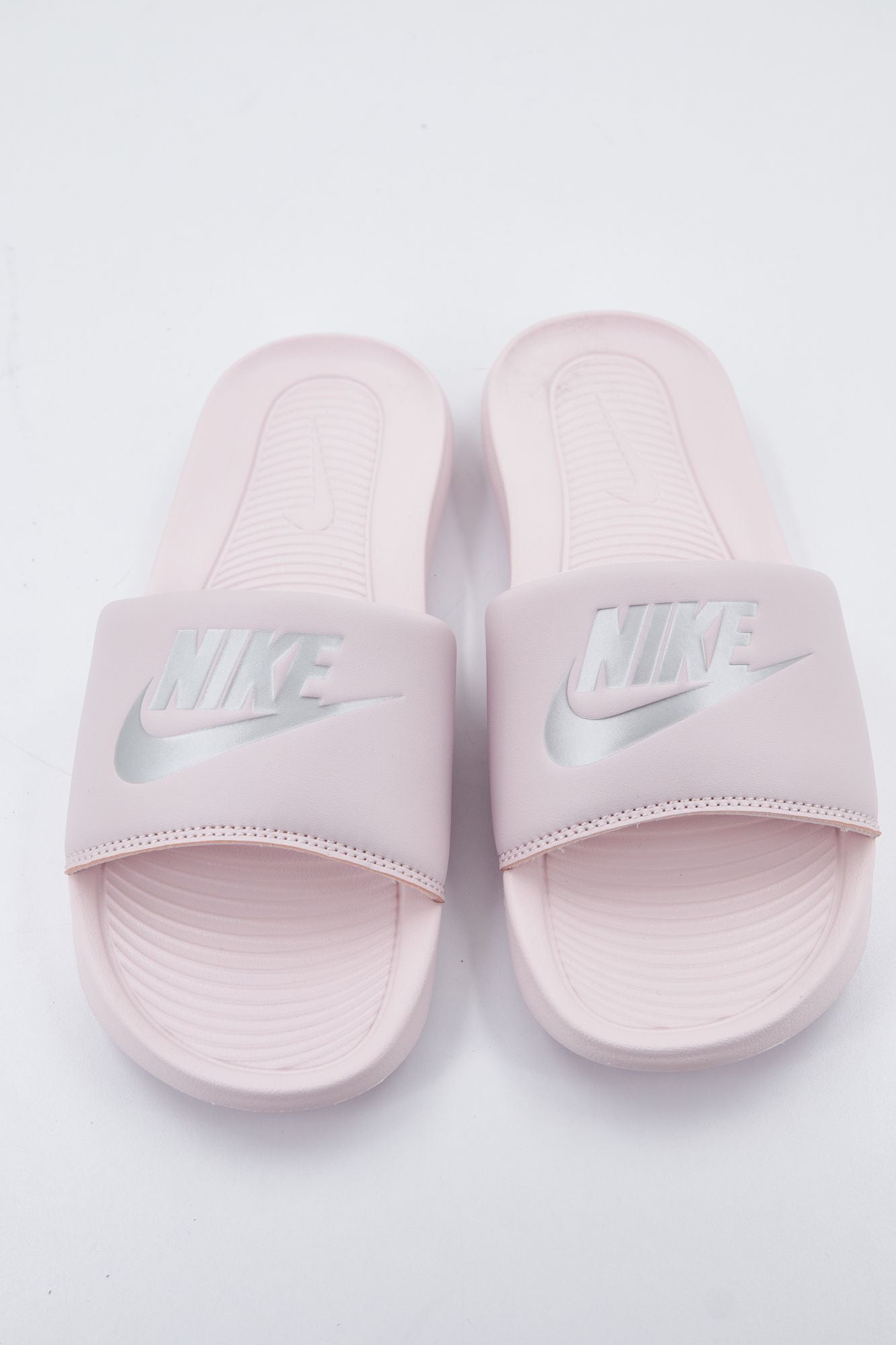 NIKE  WMNS VICTORI ONE SLIDE en color ROSA (1)