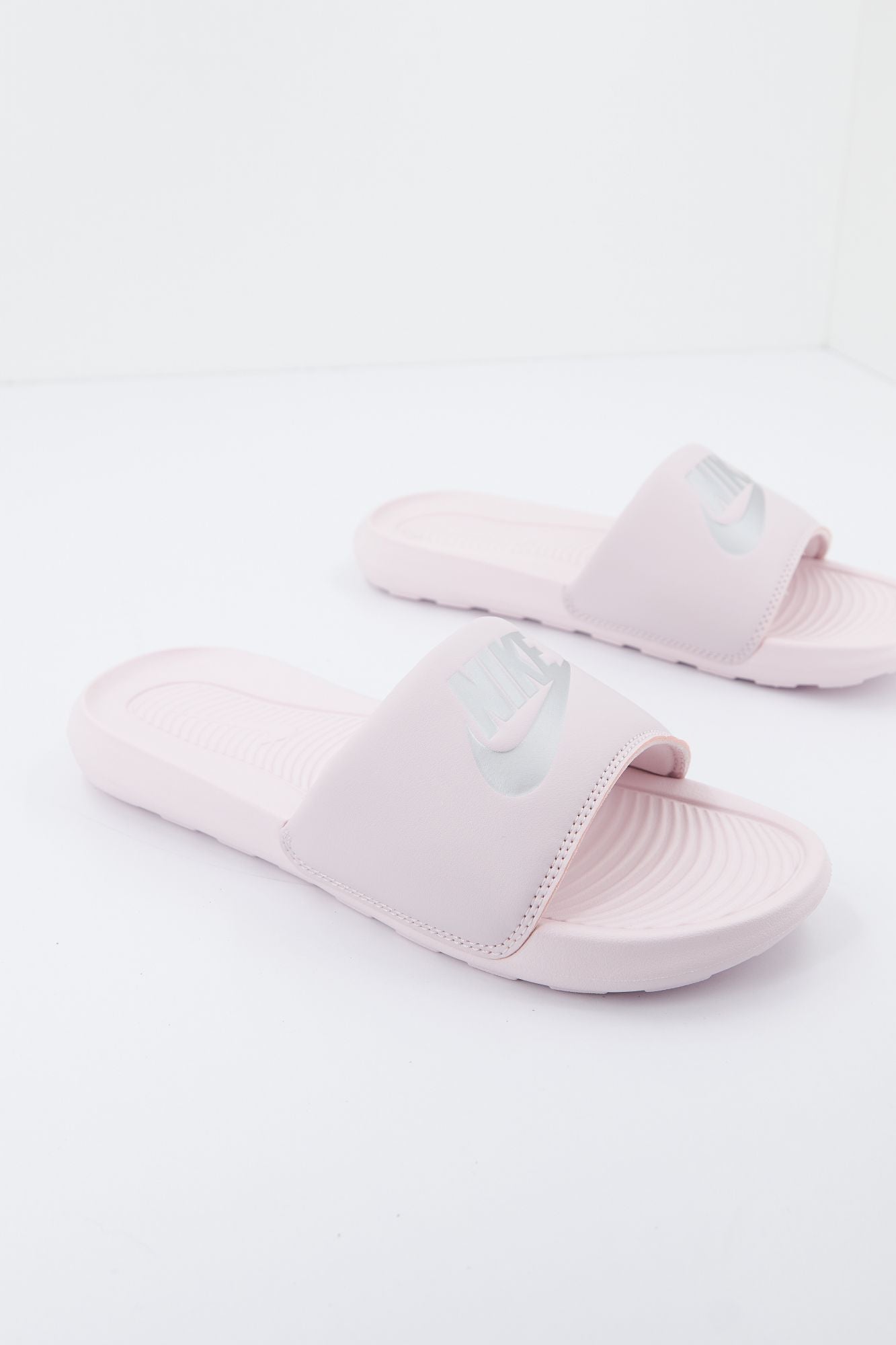 NIKE  WMNS VICTORI ONE SLIDE en color ROSA (2)