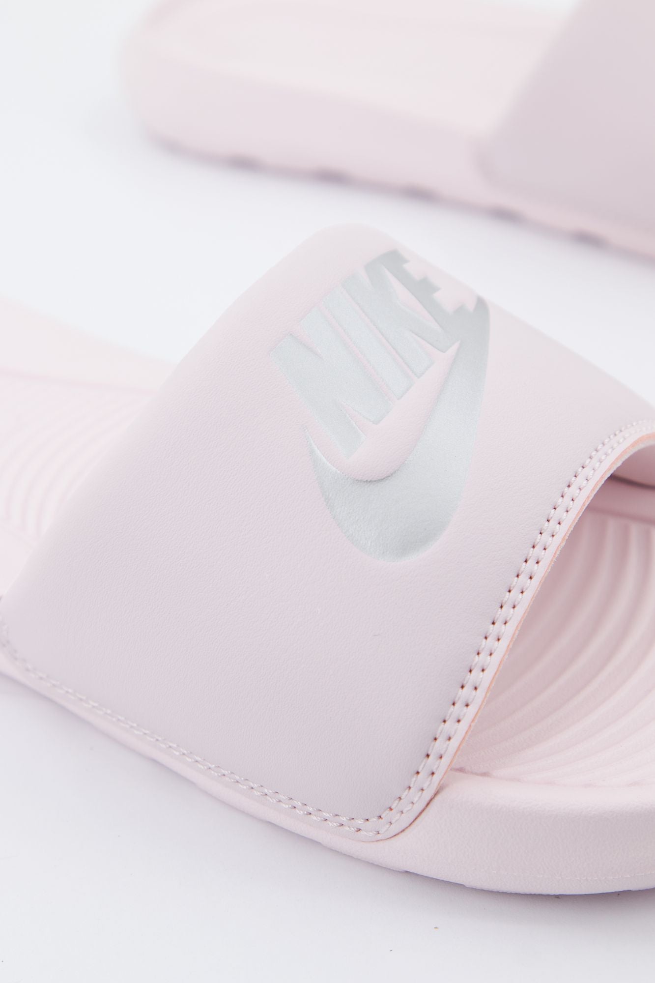 NIKE  WMNS VICTORI ONE SLIDE en color ROSA (3)
