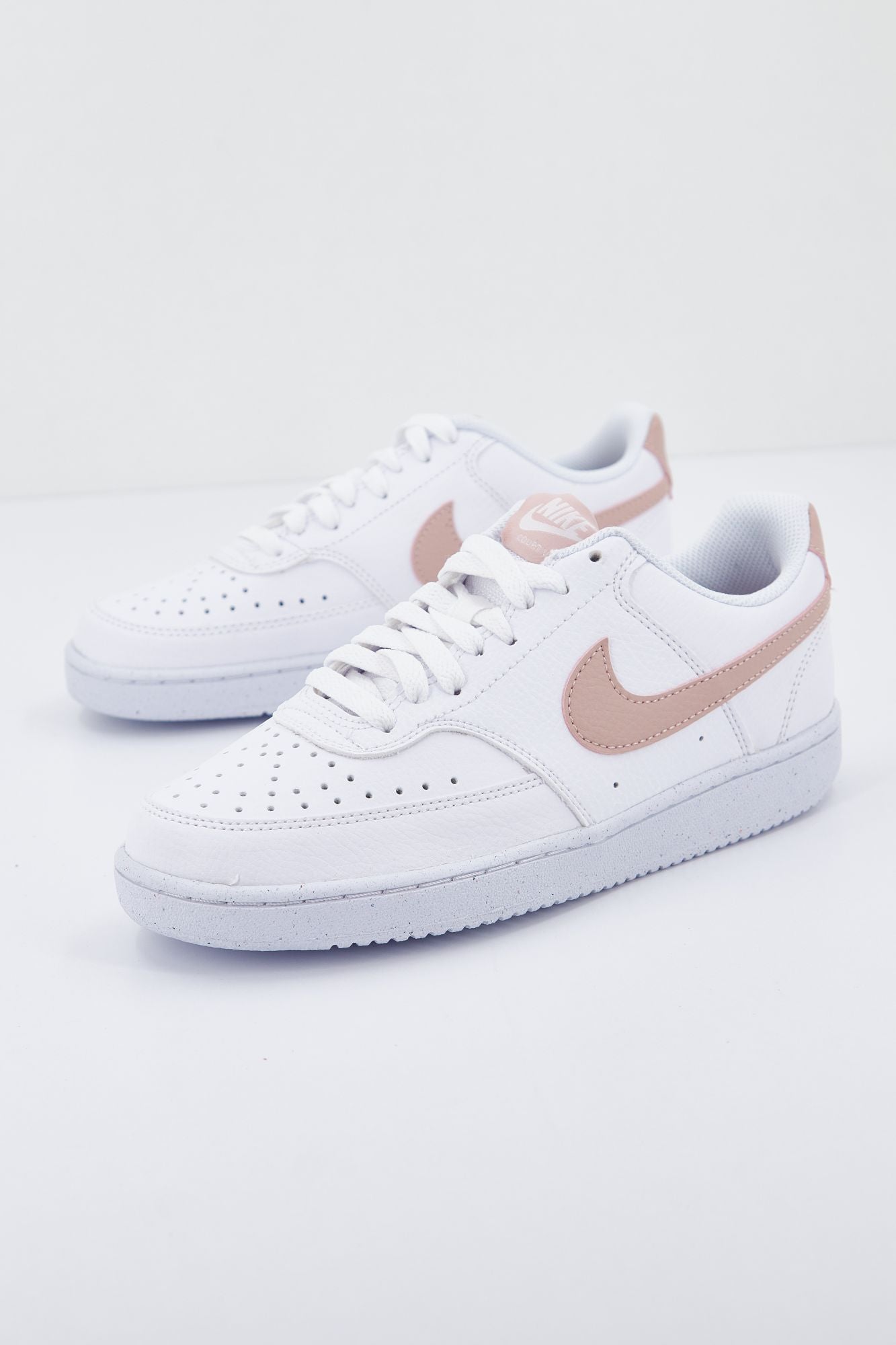 NIKE COURT VISION LOW BE WOM en color BEIS (2)