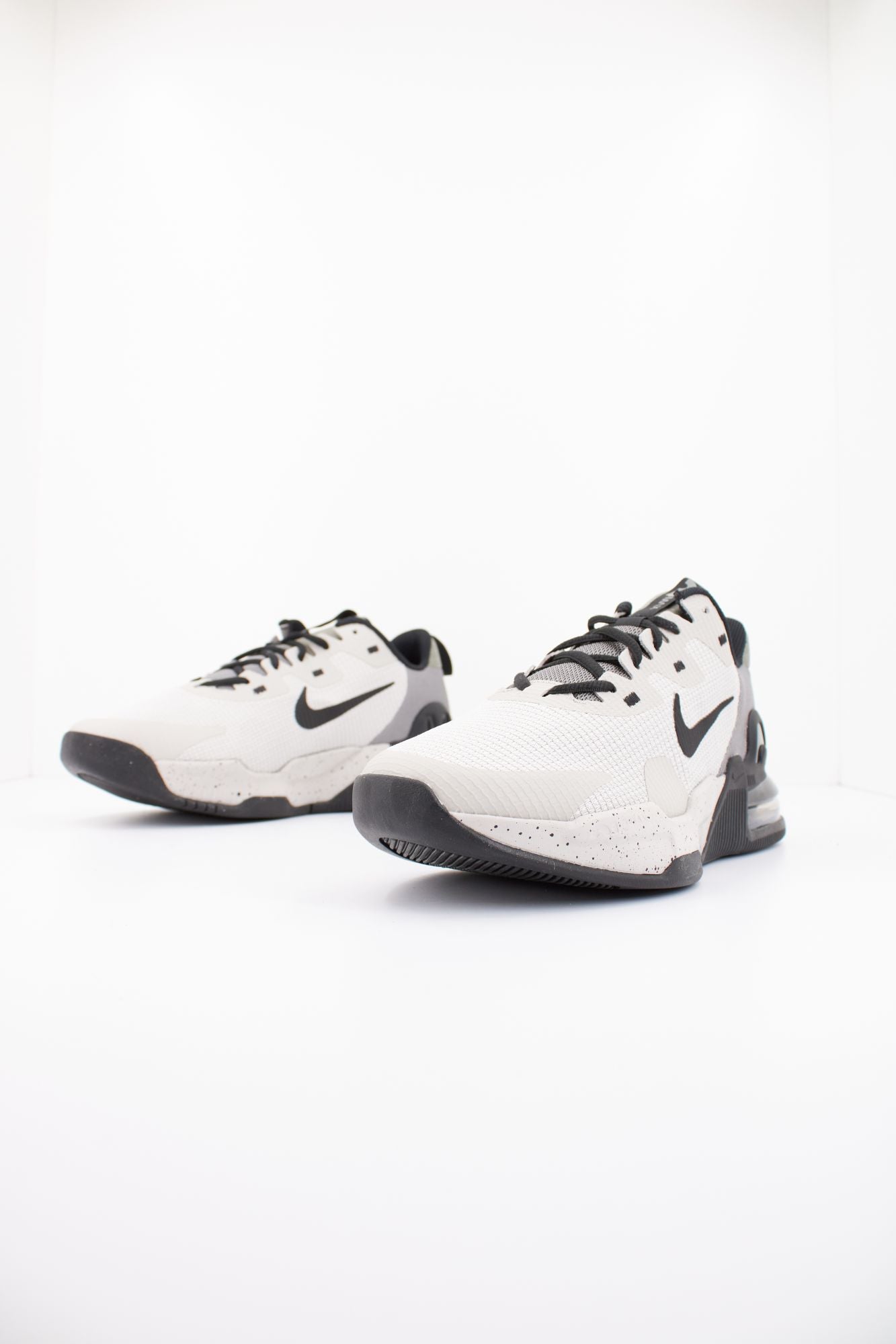 NIKE ALPHA TRAINER 5 en color GRIS (2)
