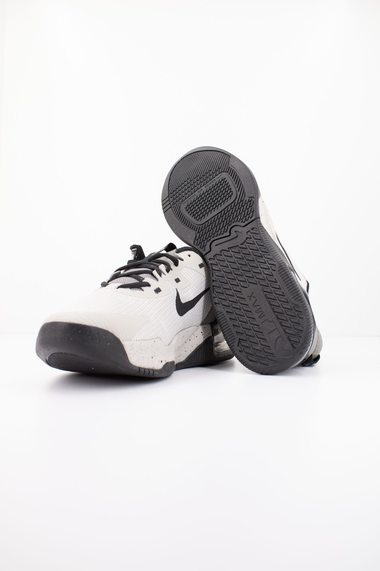 NIKE ALPHA TRAINER 5 en color GRIS (4)