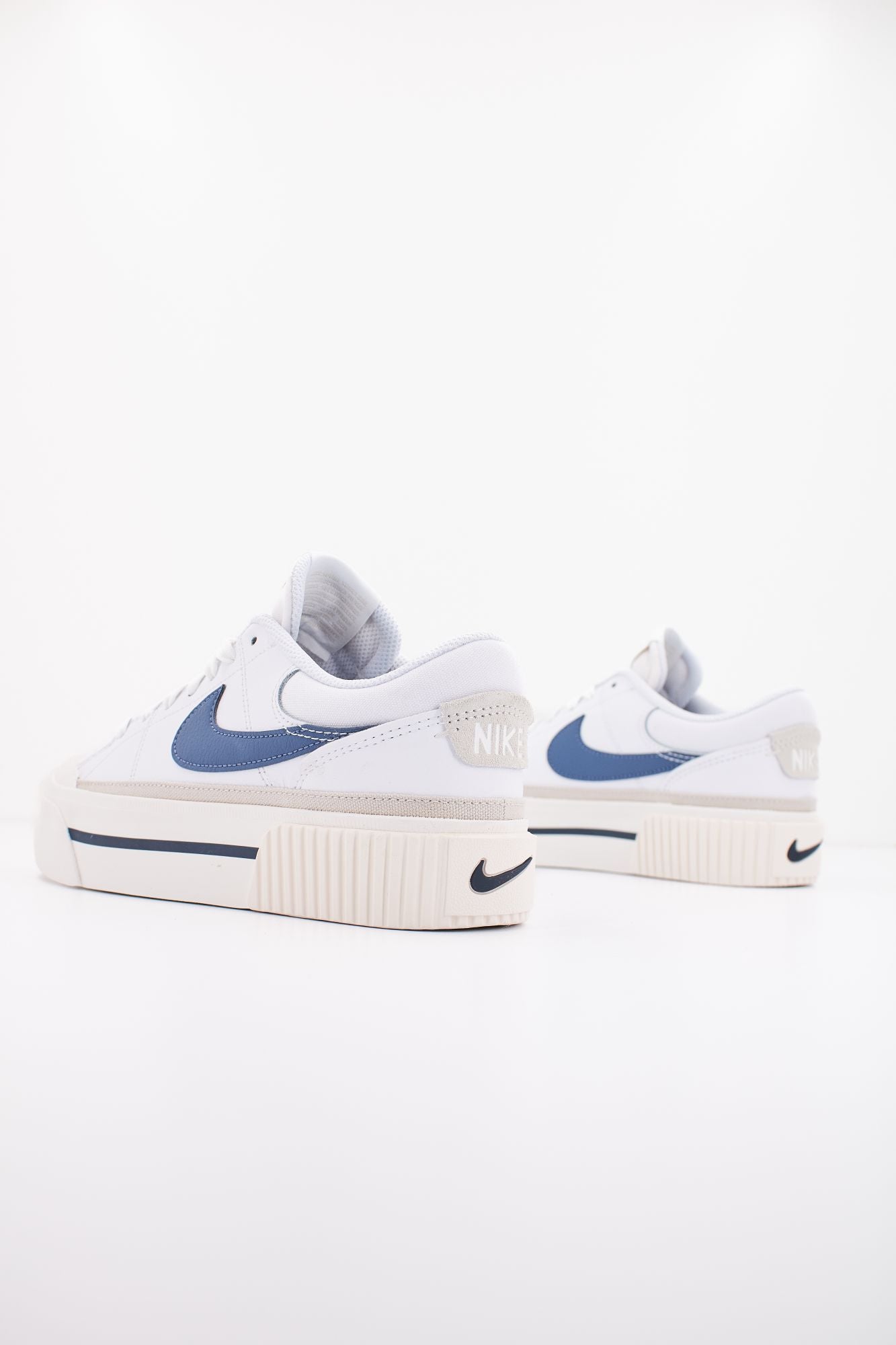 NIKE  COURT LEGACY LIFT en color BLANCO (3)