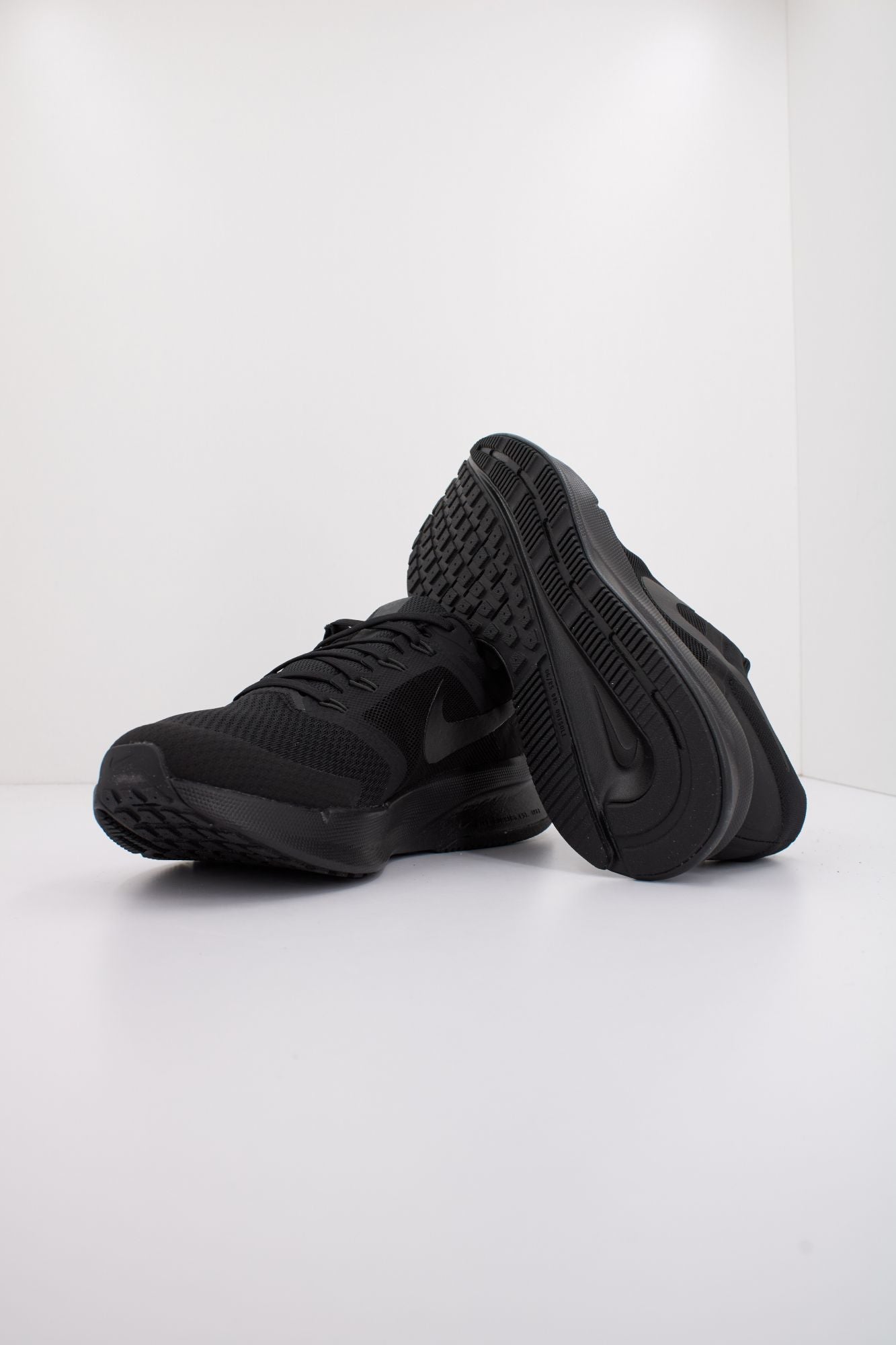 NIKE RUN SWIFT 3 MEN'S ROAD en color NEGRO (4)