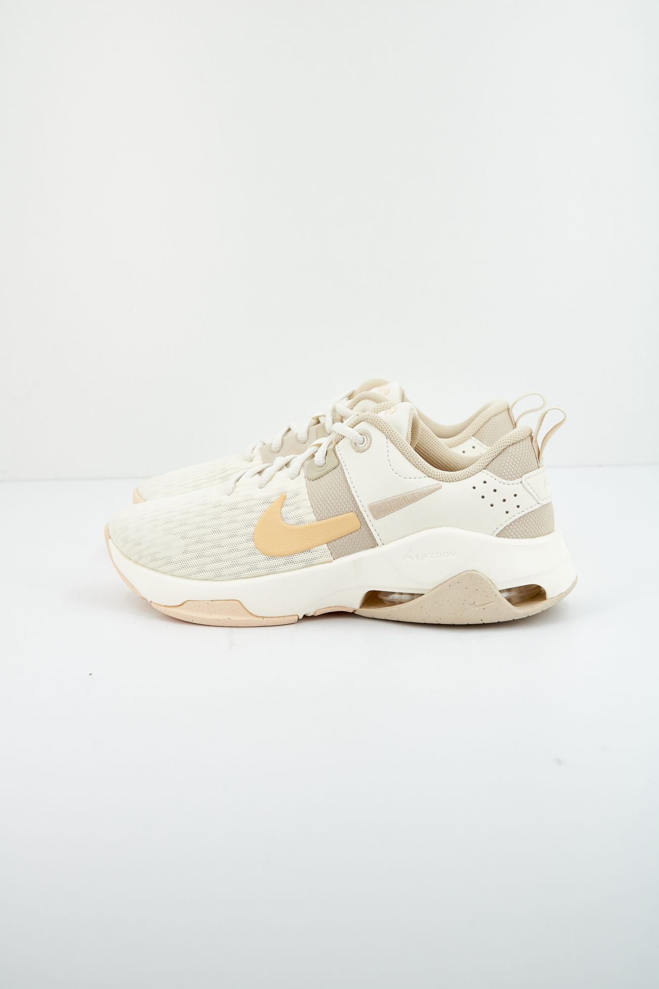 NIKE ZOOM BELLA 6 AA en color BEIS (1)