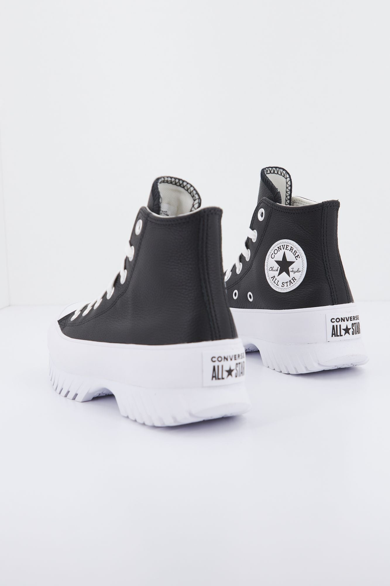 CONVERSE CHUCK TAYLOR ALL STAR LUGGED 2.0 LEATHER en color NEGRO (3)