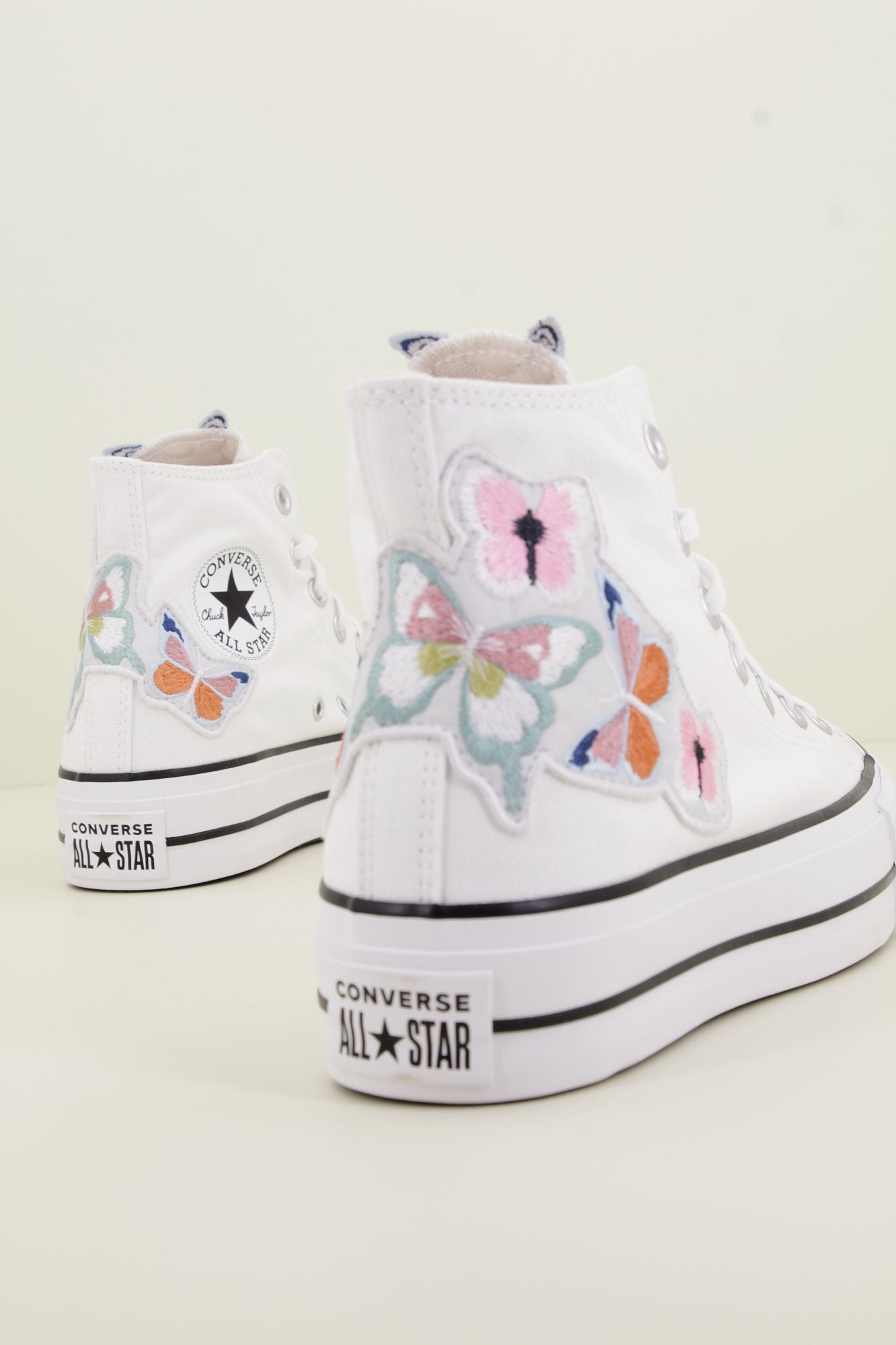 CONVERSE CHUCK TAYLOR ALL STAR LIFT CANVAS LTD en color BLANCO (3)