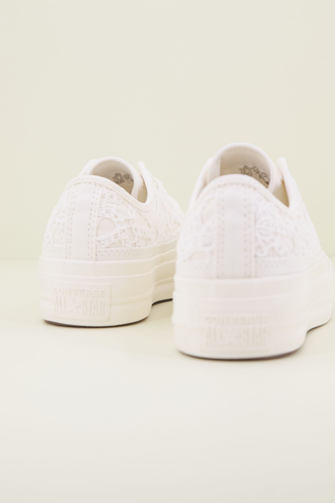 CONVERSE CHUCK TAYLOR ALL STAR LIFT OX en color BLANCO (3)
