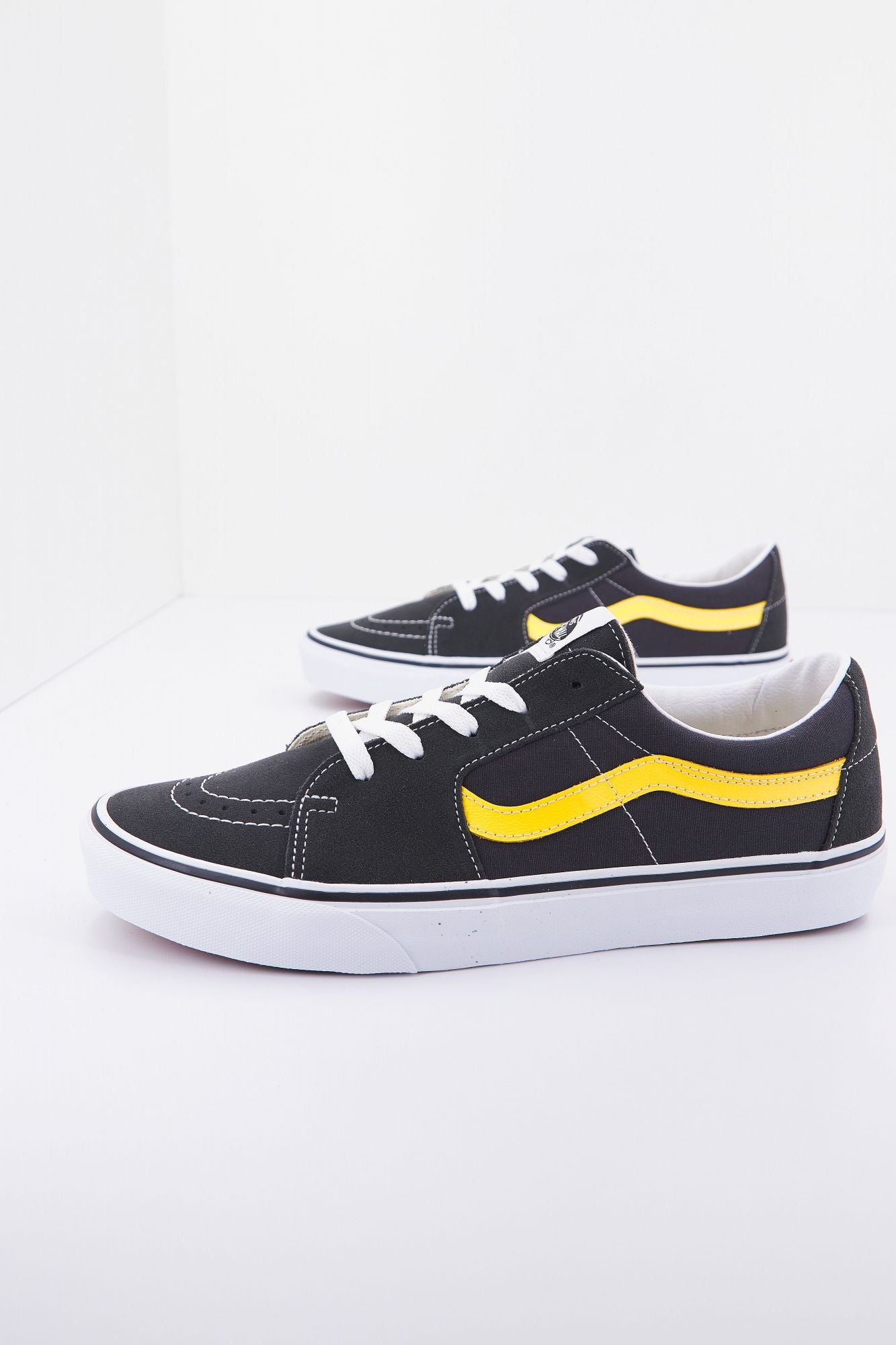 VANS UA SK8-LOW en color NEGRO (1)