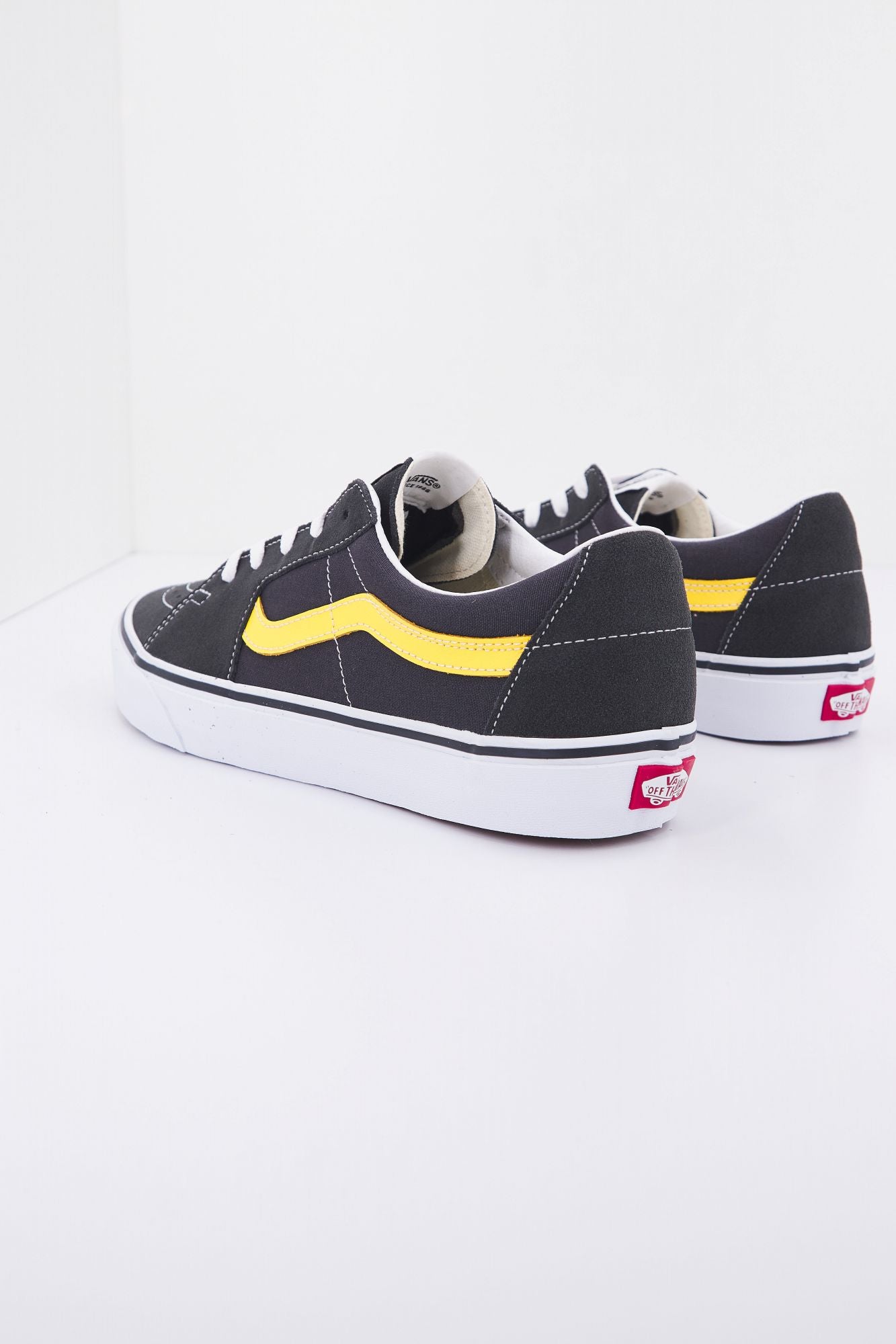 VANS UA SK8-LOW en color NEGRO (3)