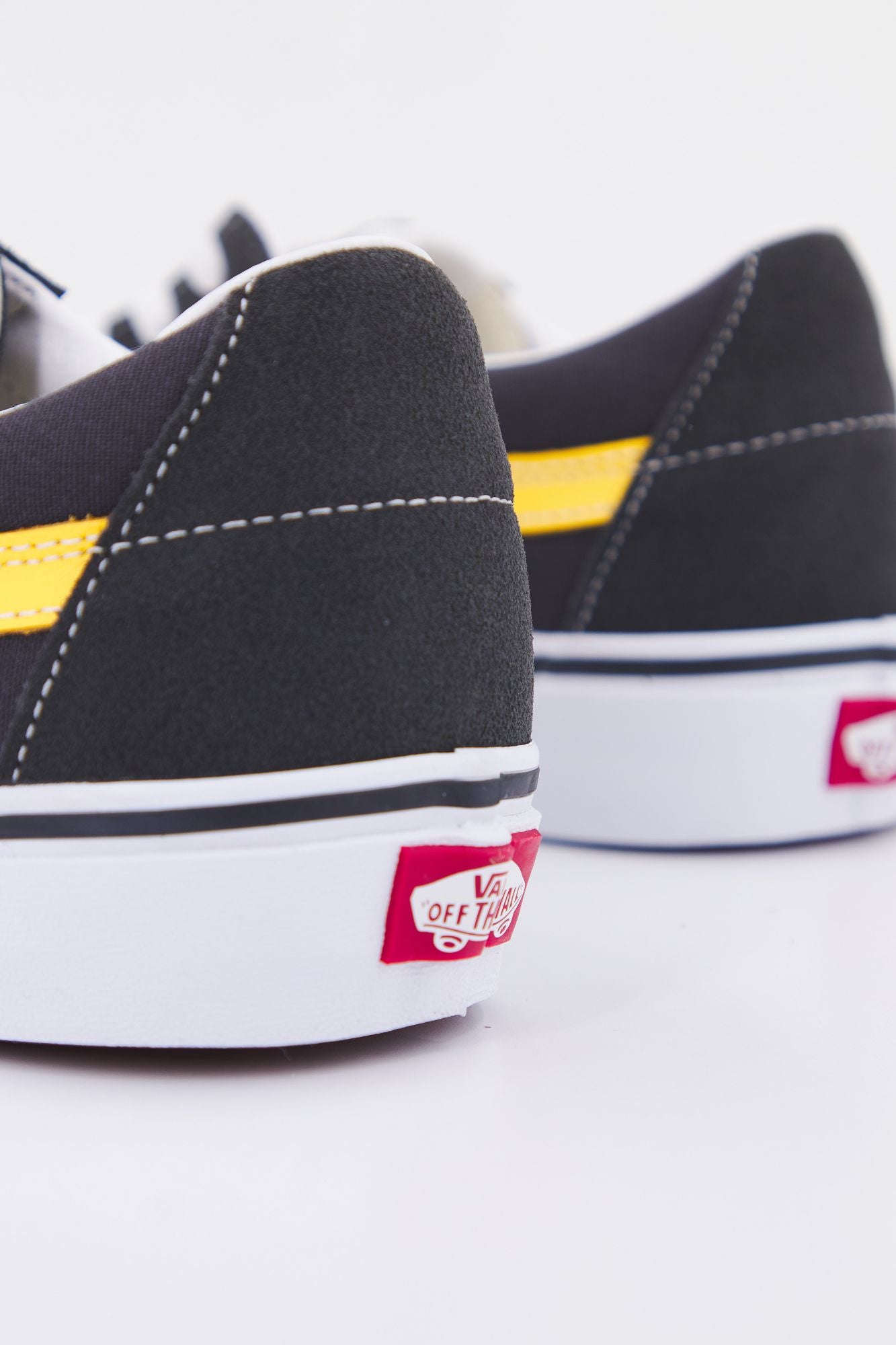 VANS UA SK8-LOW en color NEGRO (4)