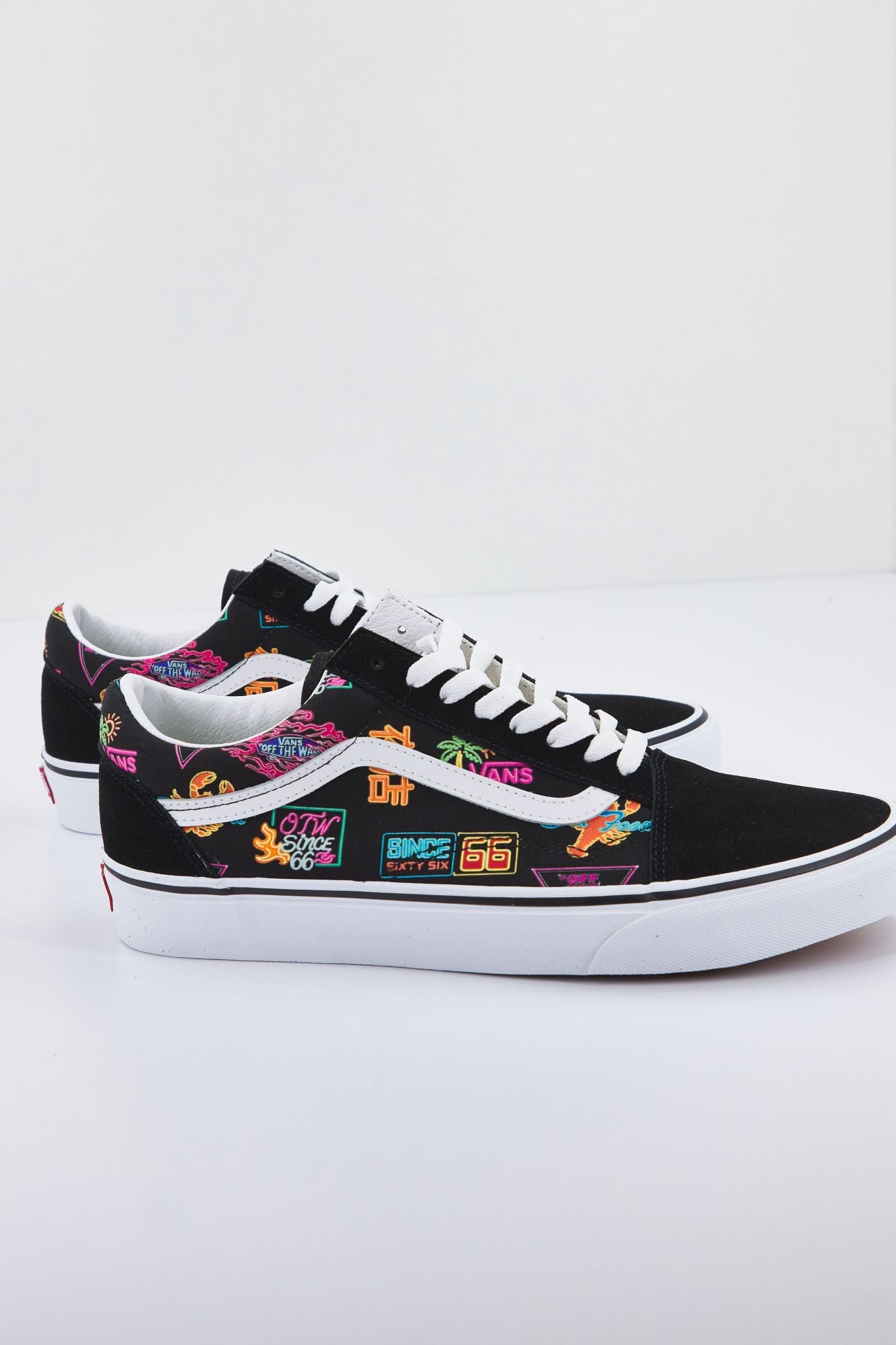 VANS  UA OLD SKOOL en color NEGRO (2)