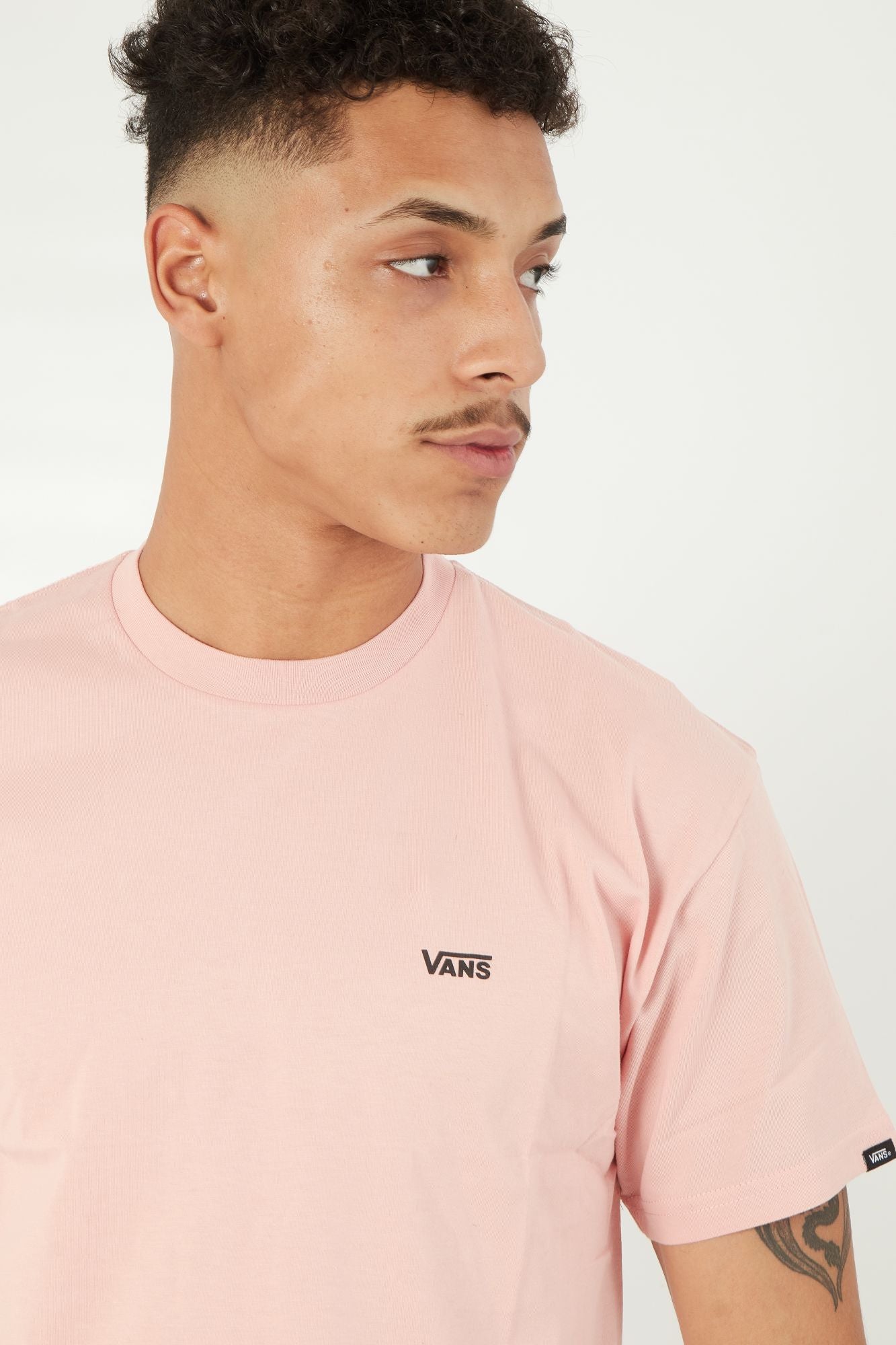 VANS LEFT CHEST LOGO TEE en color ROSA (4)