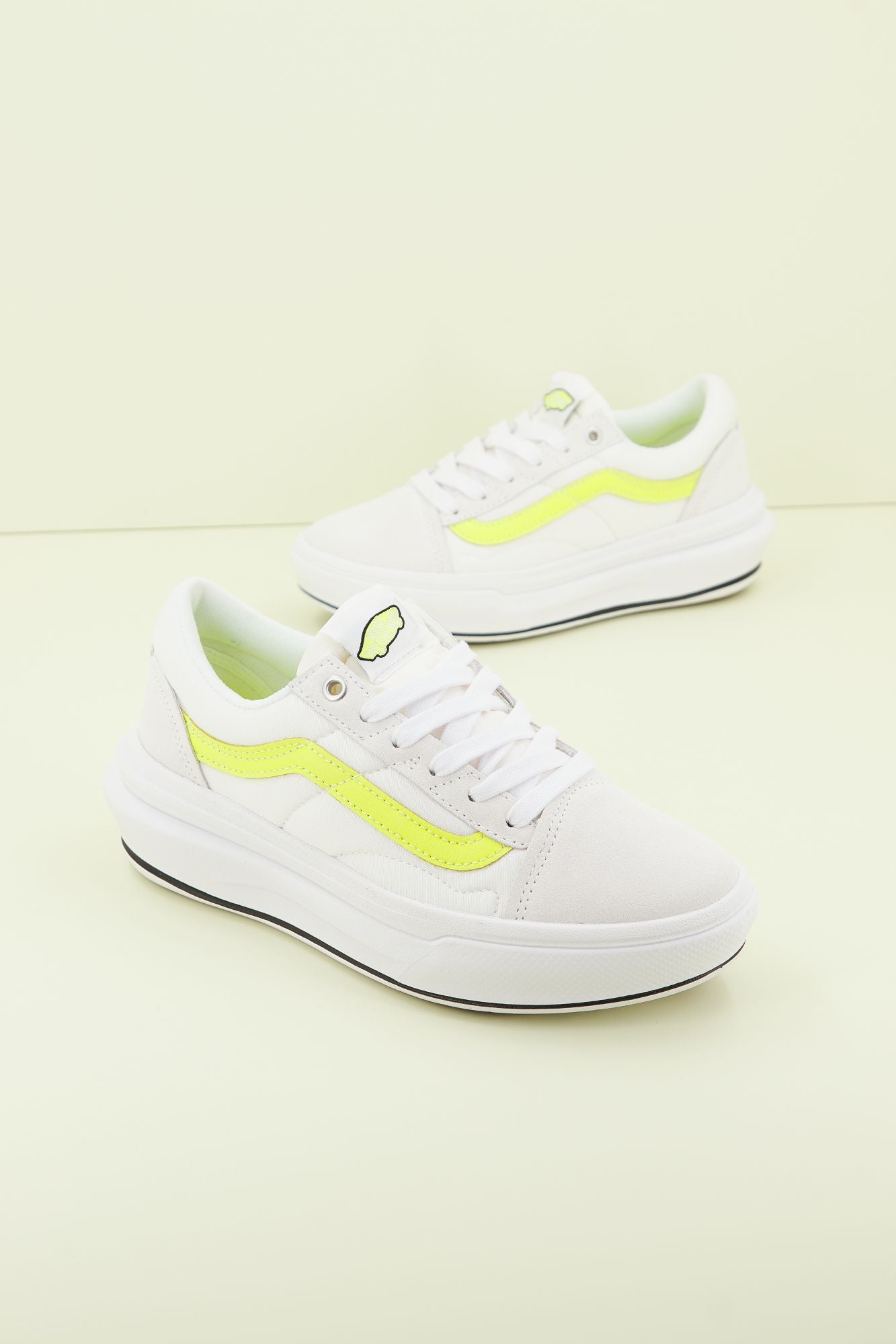 VANS  UA OLD SKOOL OVER en color BLANCO (1)