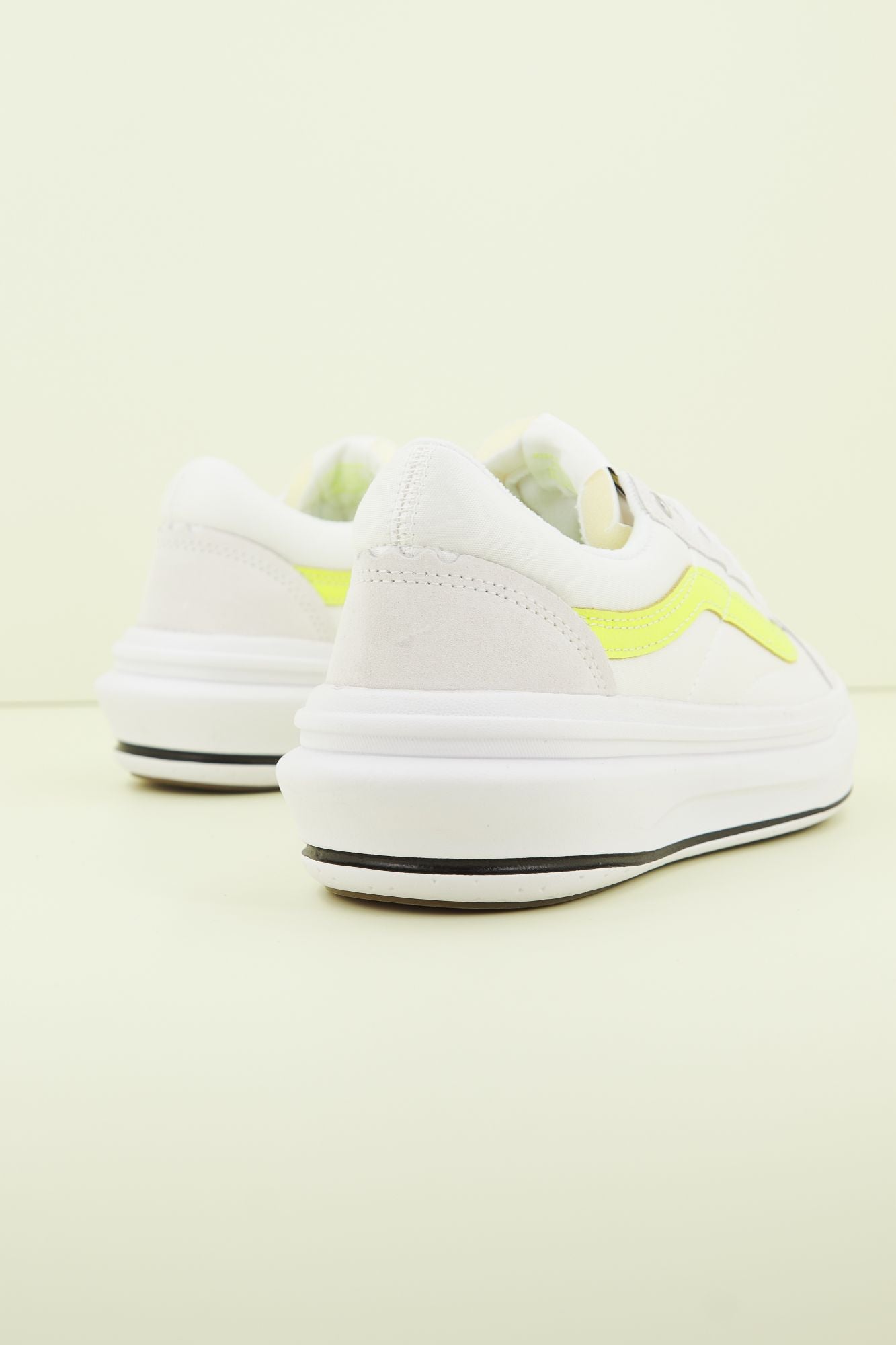 VANS  UA OLD SKOOL OVER en color BLANCO (3)