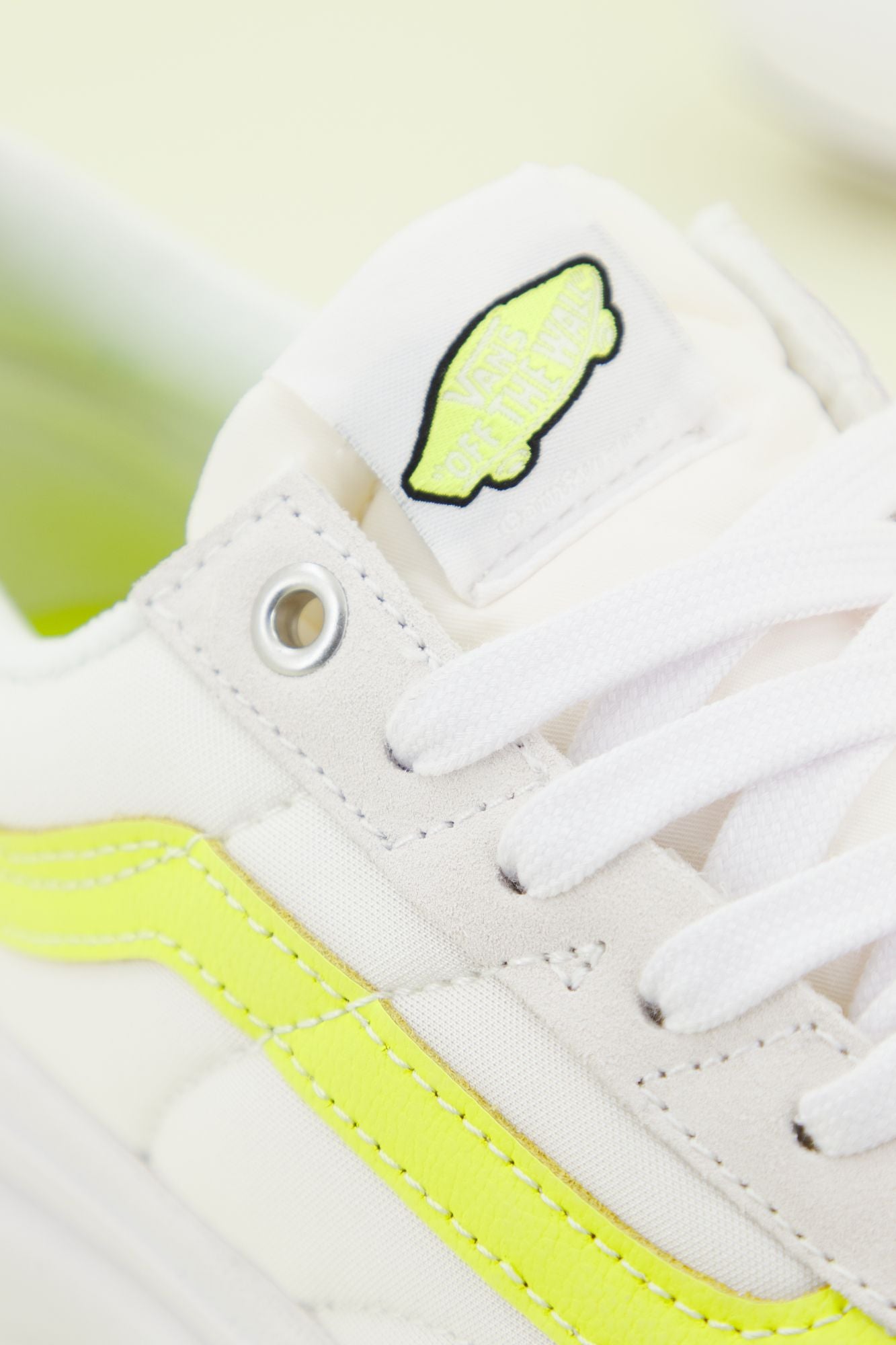 VANS  UA OLD SKOOL OVER en color BLANCO (4)