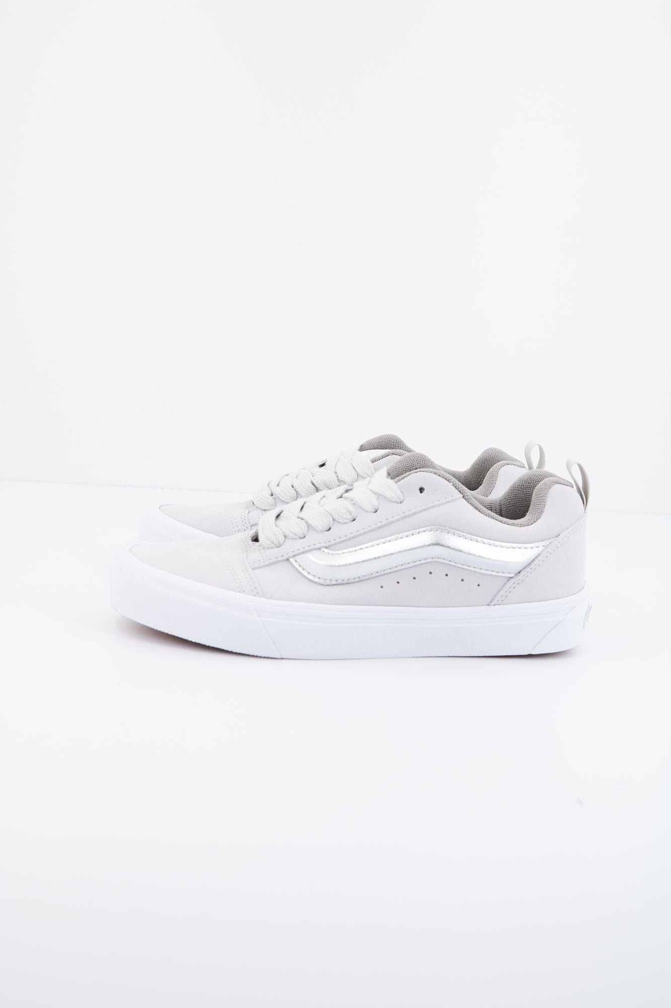 VANS KNU SKOOL en color GRIS (1)