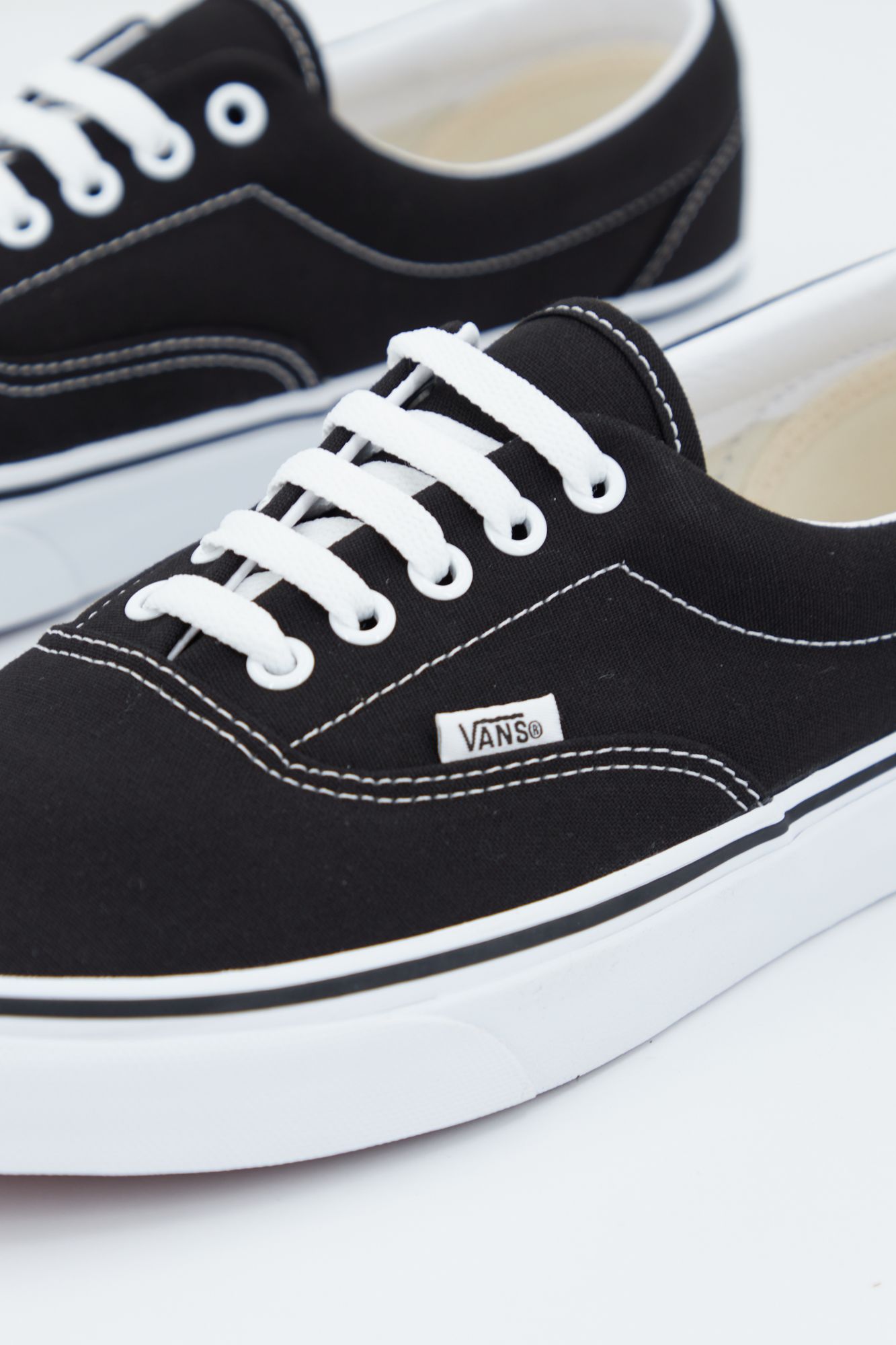 VANS UA ERA  en color NEGRO (2)