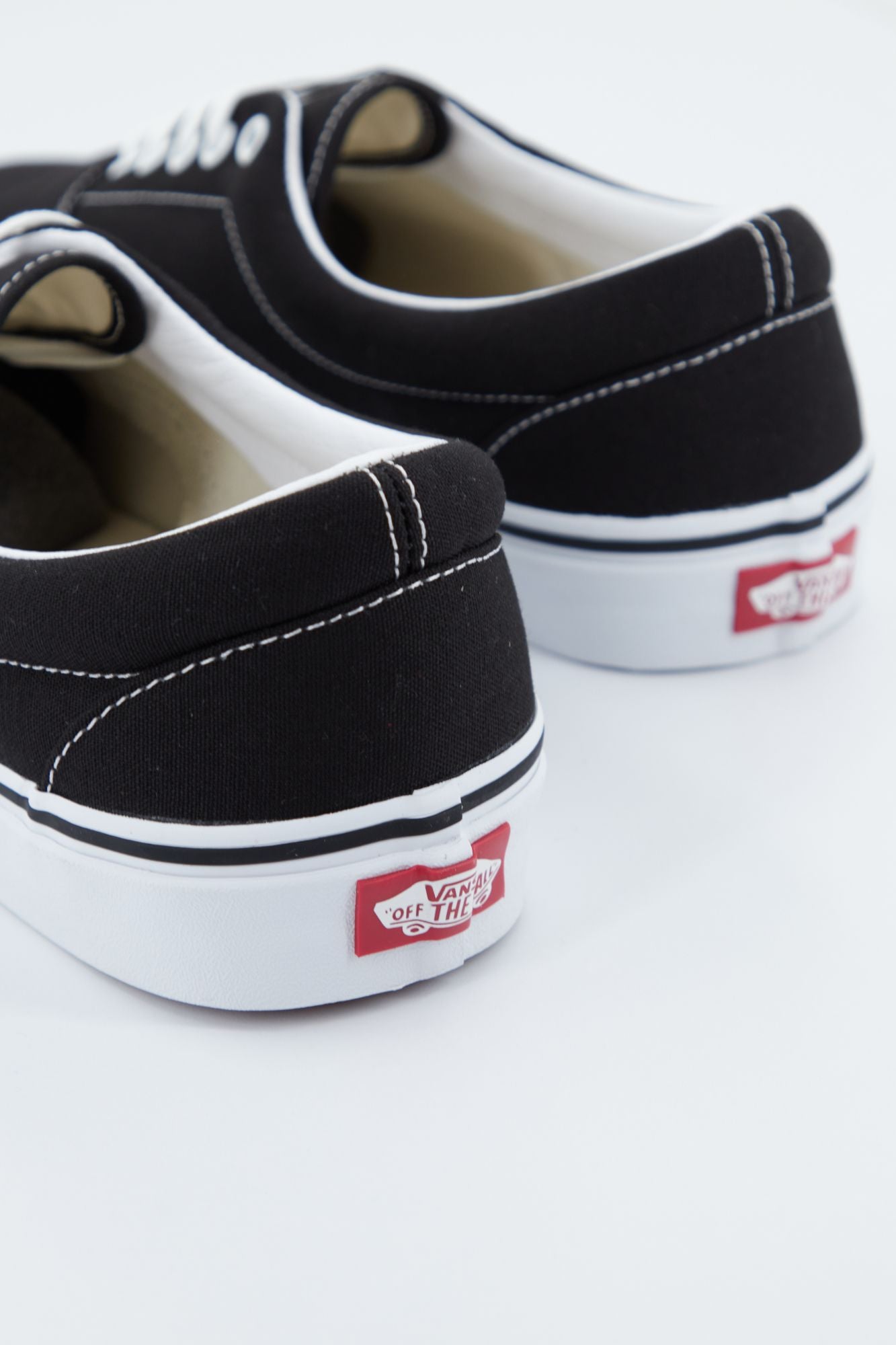 VANS UA ERA  en color NEGRO (3)