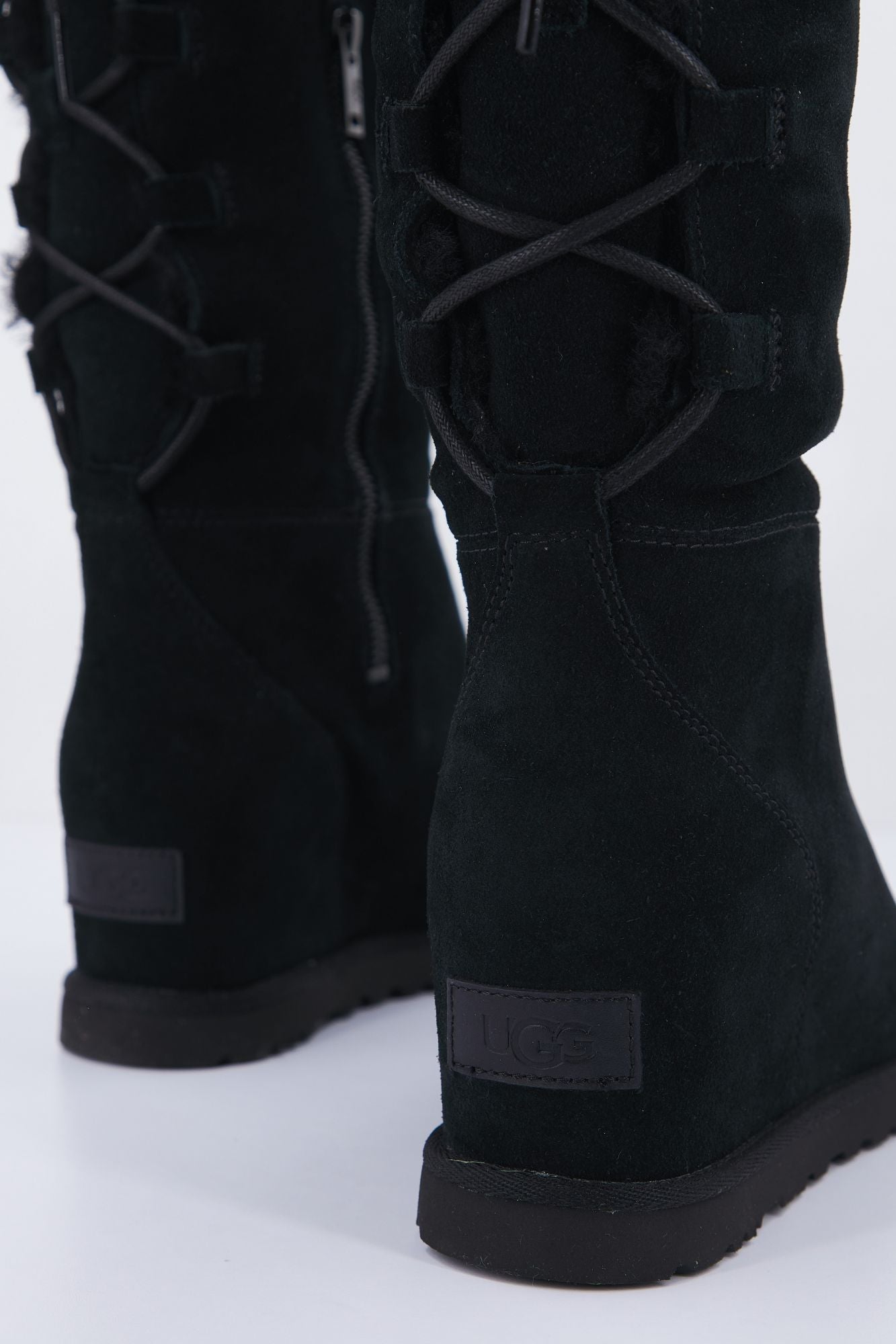 UGG LASSIC FEMME OTK LACE en color NEGRO (3)