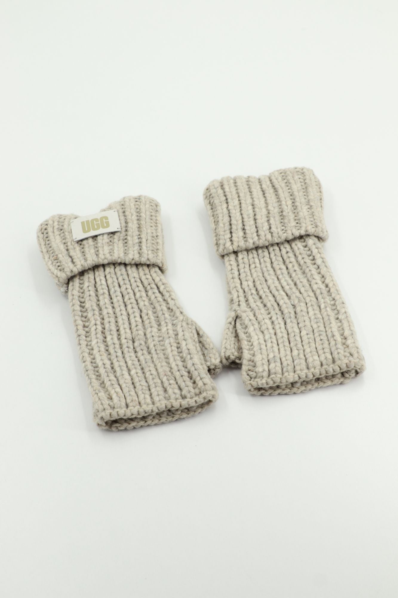 UGG CHUNKY FINGERLESS CUFF GLO en color GRIS (1)