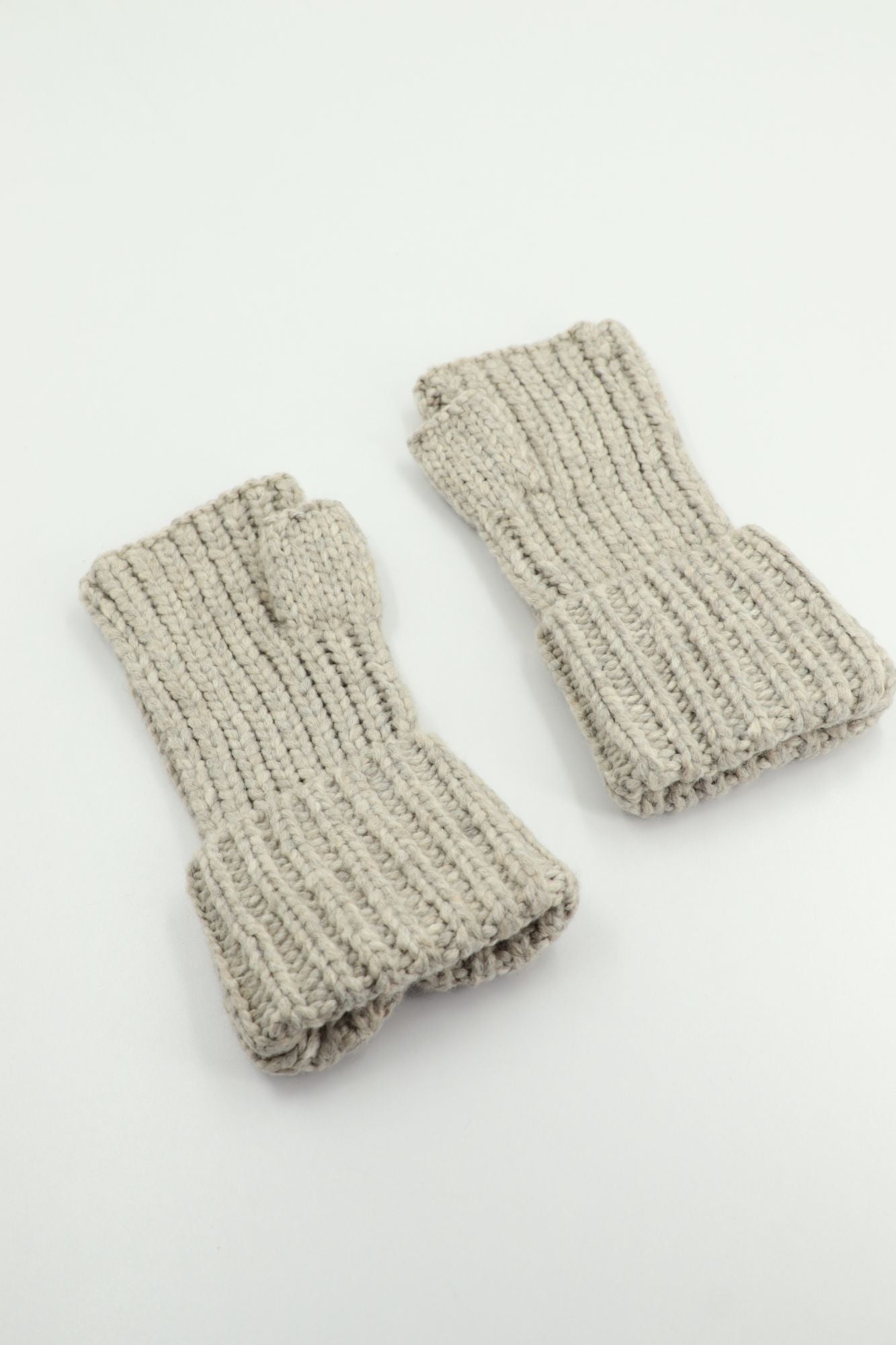 UGG CHUNKY FINGERLESS CUFF GLO en color GRIS (3)